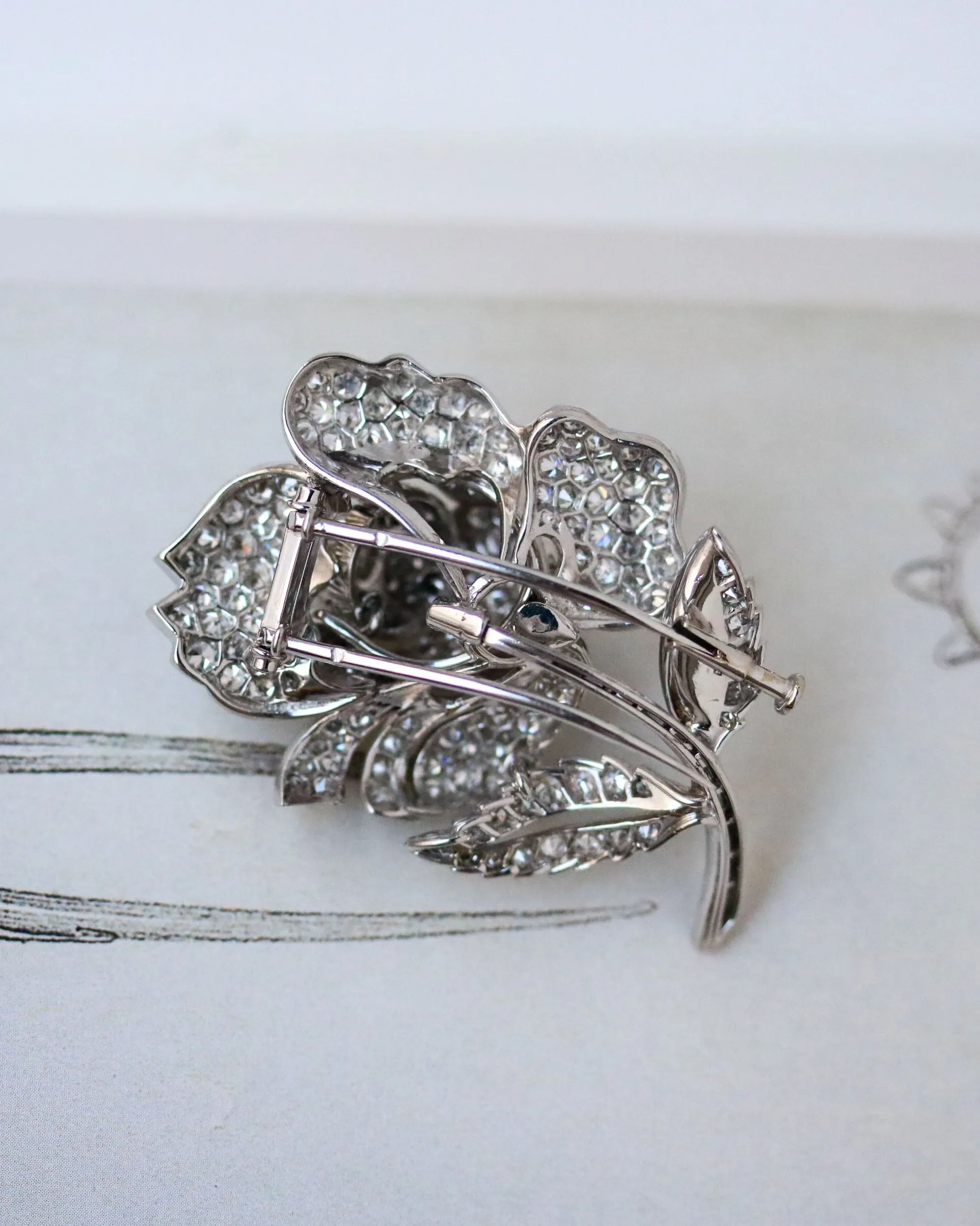 Broche rose pavée de diamants en or blanc et platine sold by 58 Facettes product image thumbnail 4