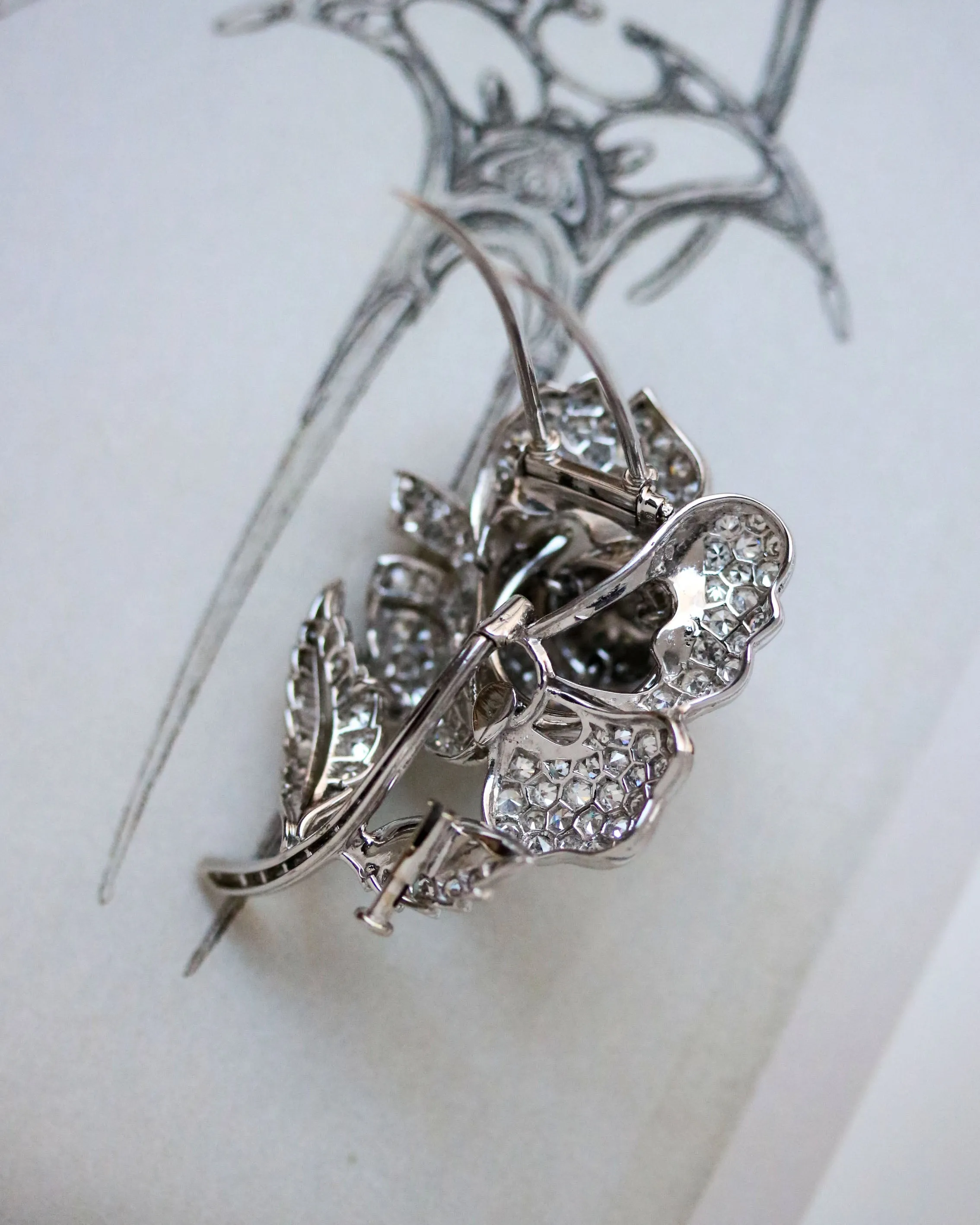 Broche rose pavée de diamants en or blanc et platine sold by 58 Facettes product image thumbnail 5