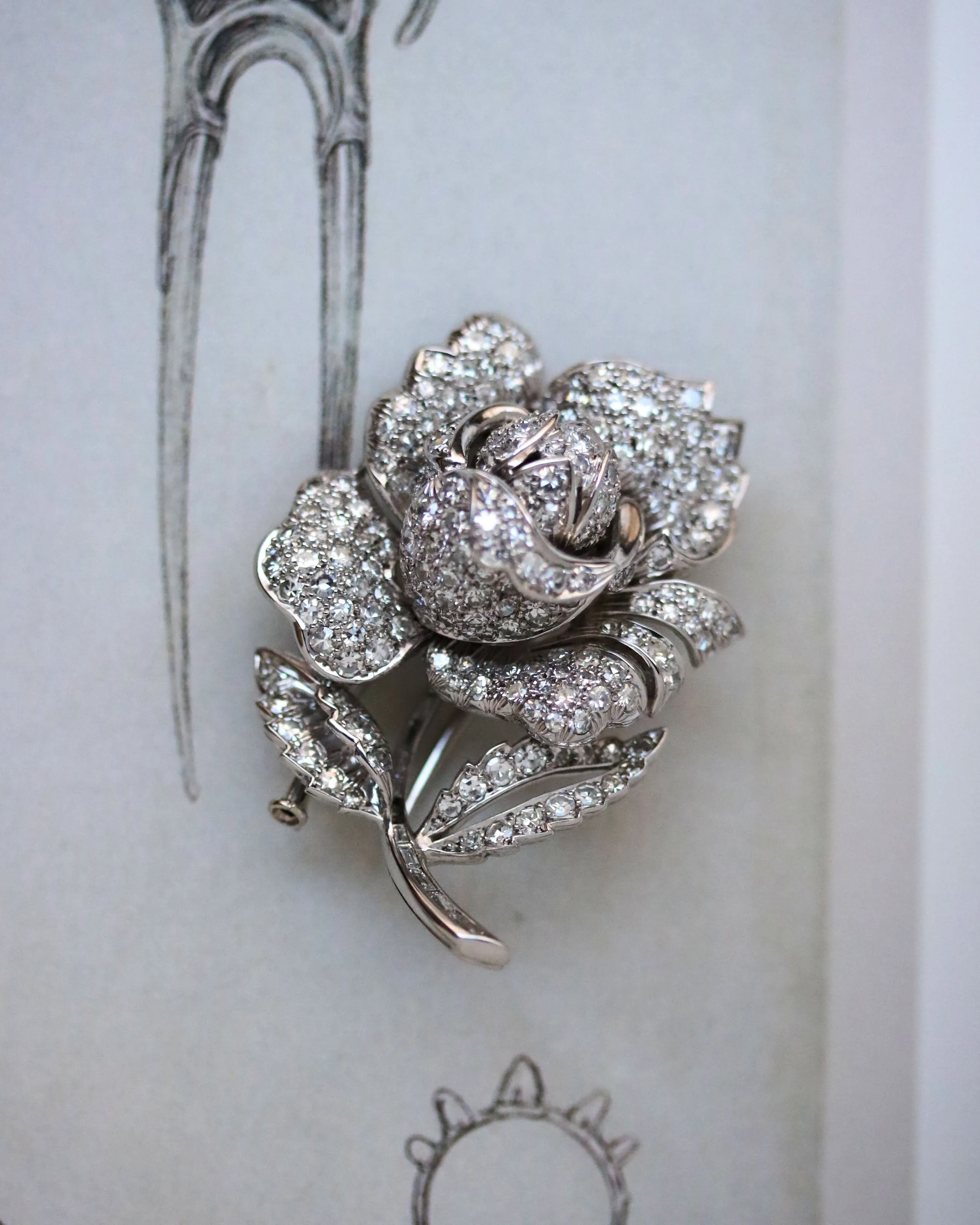 Broche rose pavée de diamants en or blanc et platine sold by 58 Facettes product image thumbnail 2