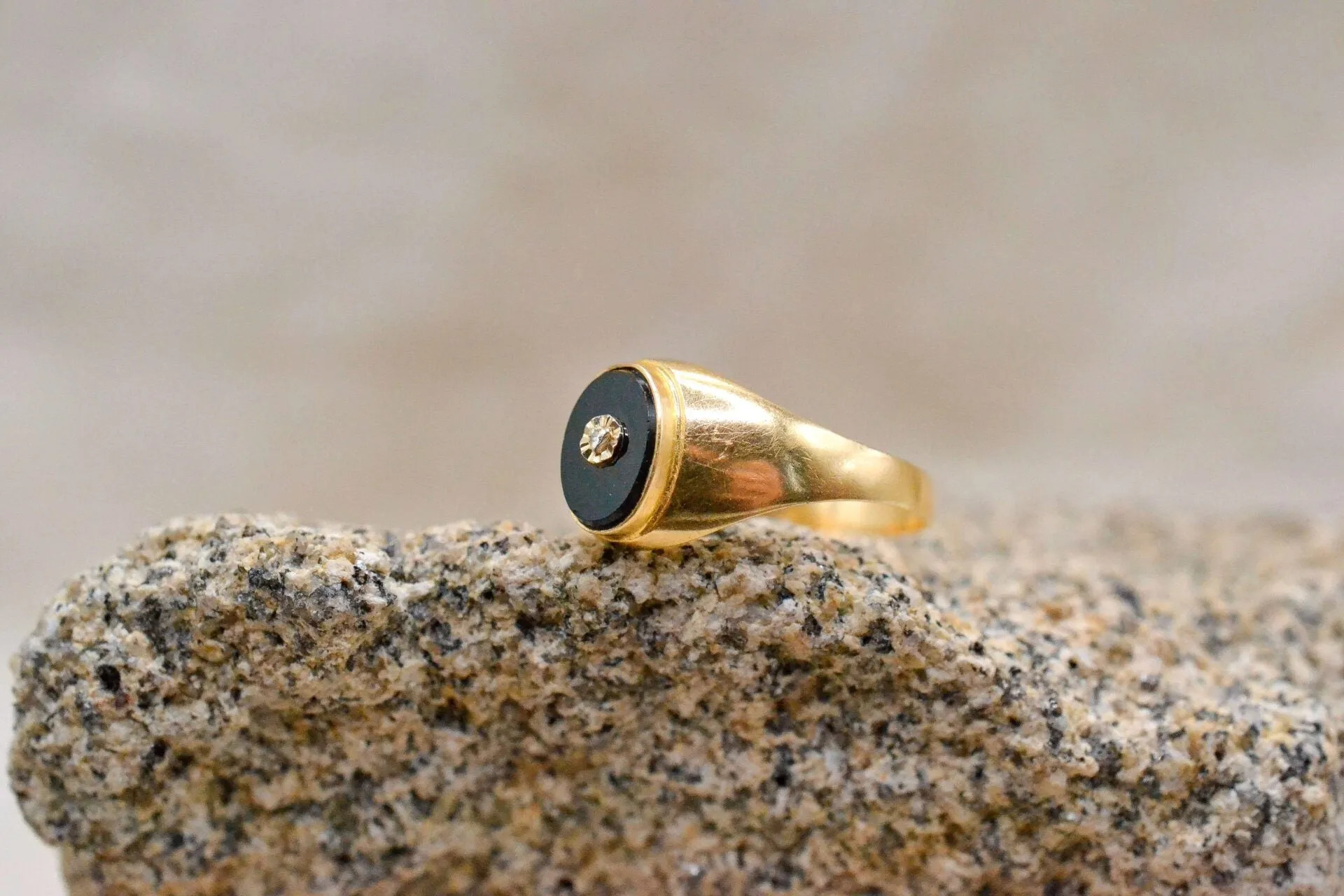 Bague chevalière jonc en or jaune 18 carats et onyx, diamant sold by 58 Facettes product image thumbnail 4