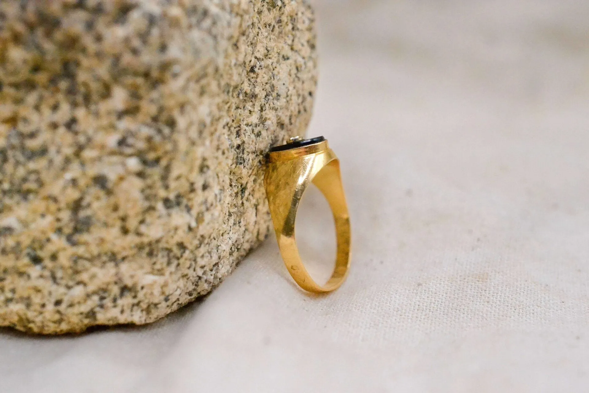 Bague chevalière jonc en or jaune 18 carats et onyx, diamant sold by 58 Facettes product image thumbnail 5