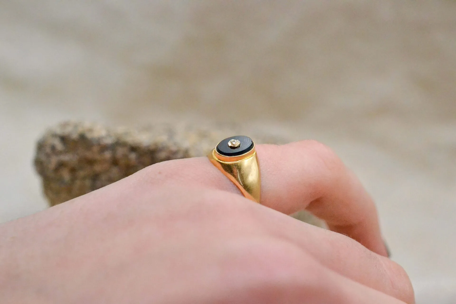 Bague chevalière jonc en or jaune 18 carats et onyx, diamant sold by 58 Facettes product image thumbnail 2