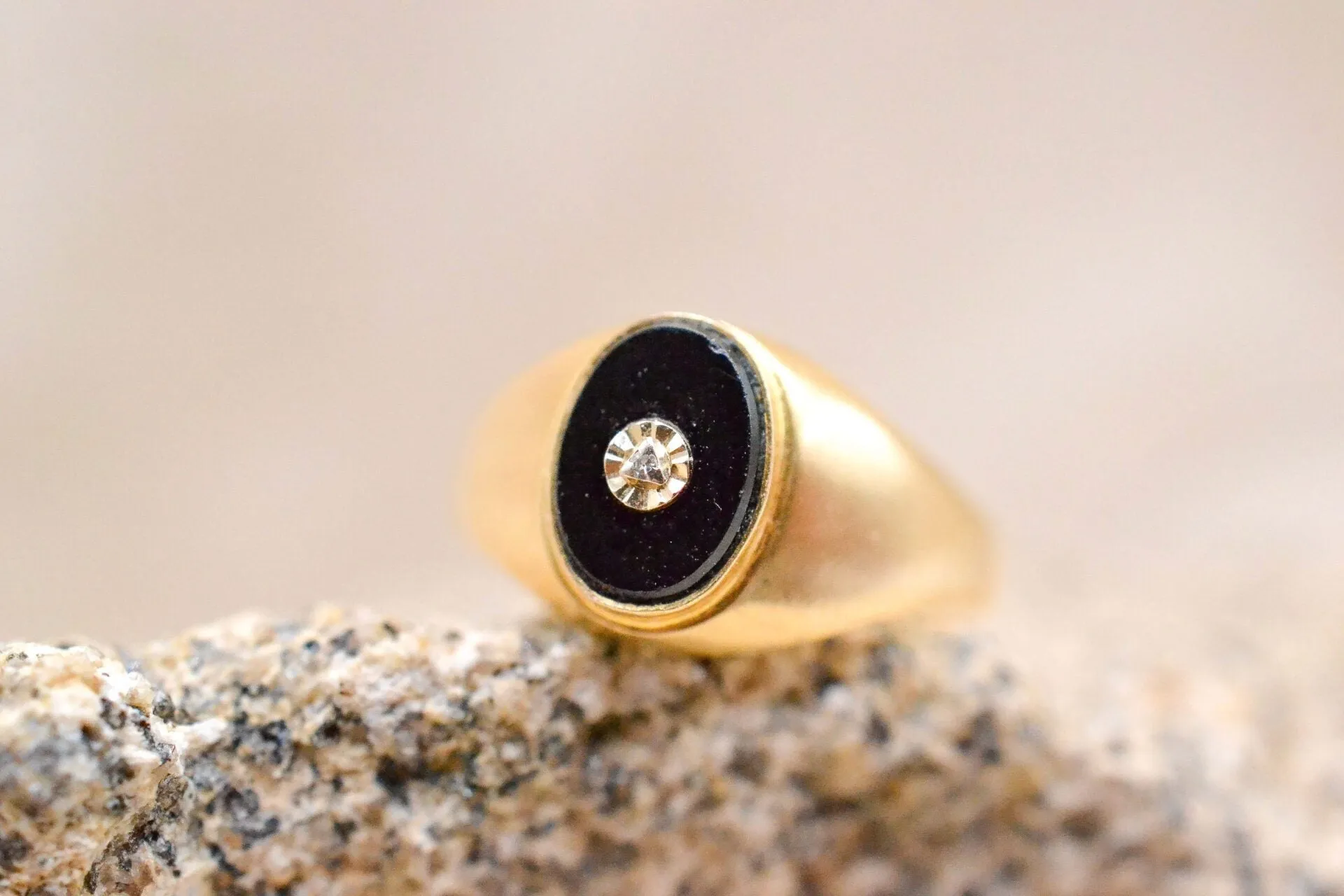Bague chevalière jonc en or jaune 18 carats et onyx, diamant sold by 58 Facettes product image thumbnail 3