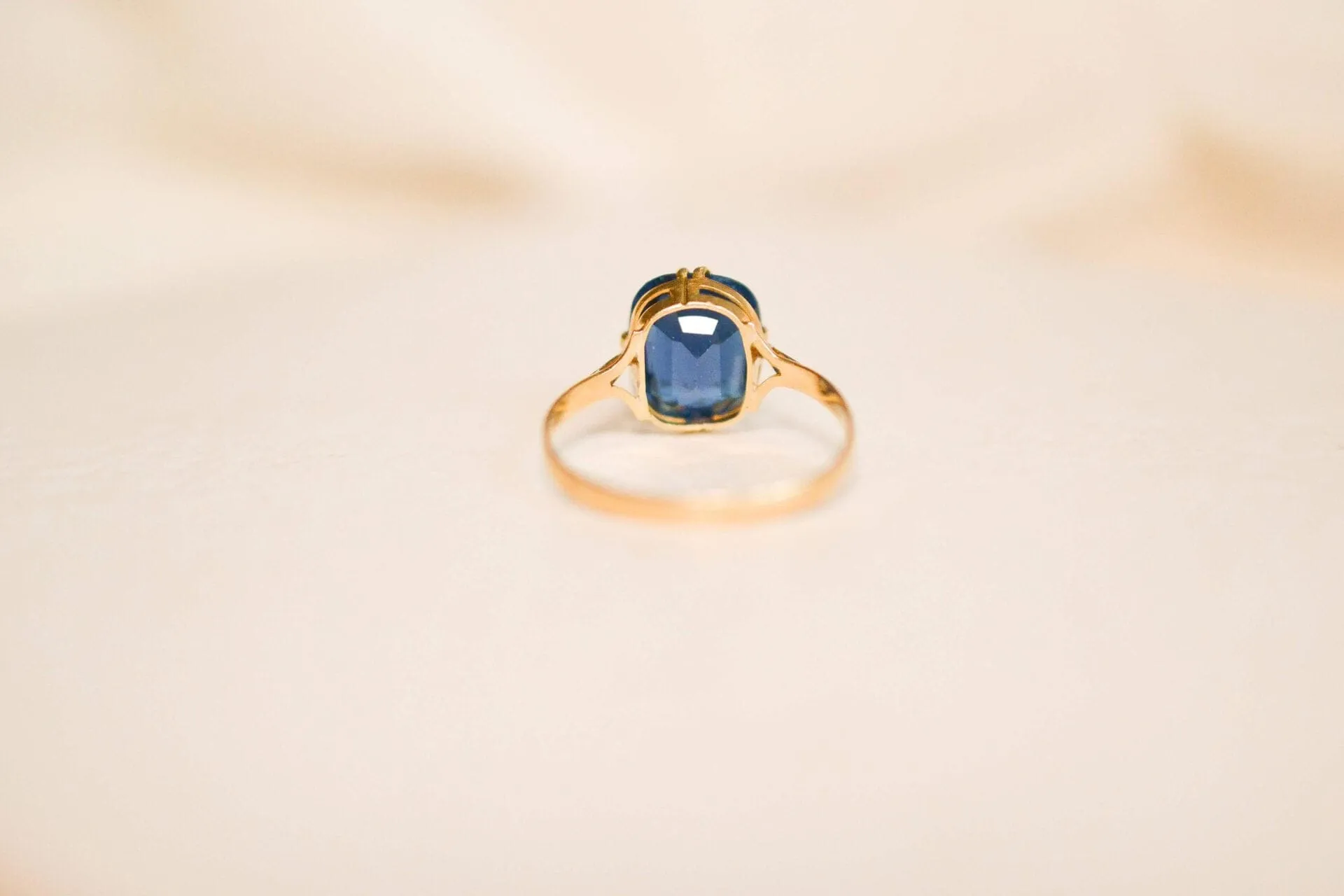 Bague solitaire doublet grenat verre taille coussin en or jaune 18 carats sold by 58 Facettes product image thumbnail 3