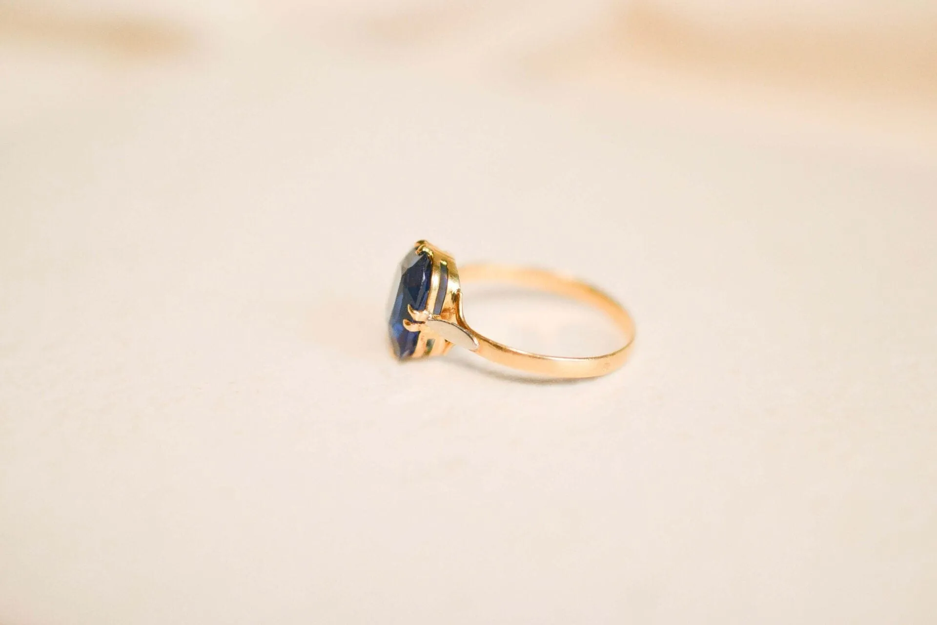 Bague solitaire doublet grenat verre taille coussin en or jaune 18 carats sold by 58 Facettes product image thumbnail 4