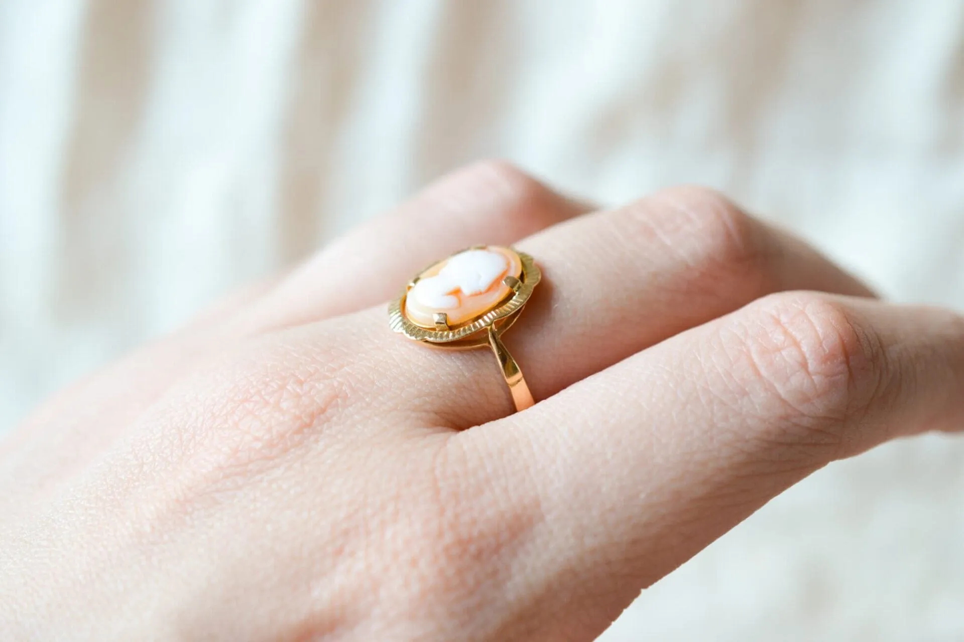 Bague camée striée en or jaune 18 carats et camée coquillage sold by 58 Facettes product image thumbnail 3