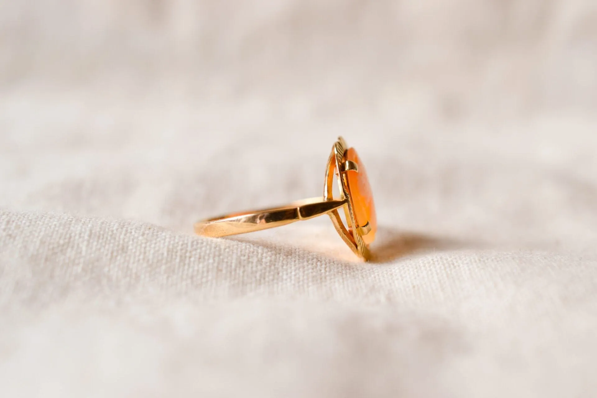 Bague camée striée en or jaune 18 carats et camée coquillage sold by 58 Facettes product image thumbnail 4