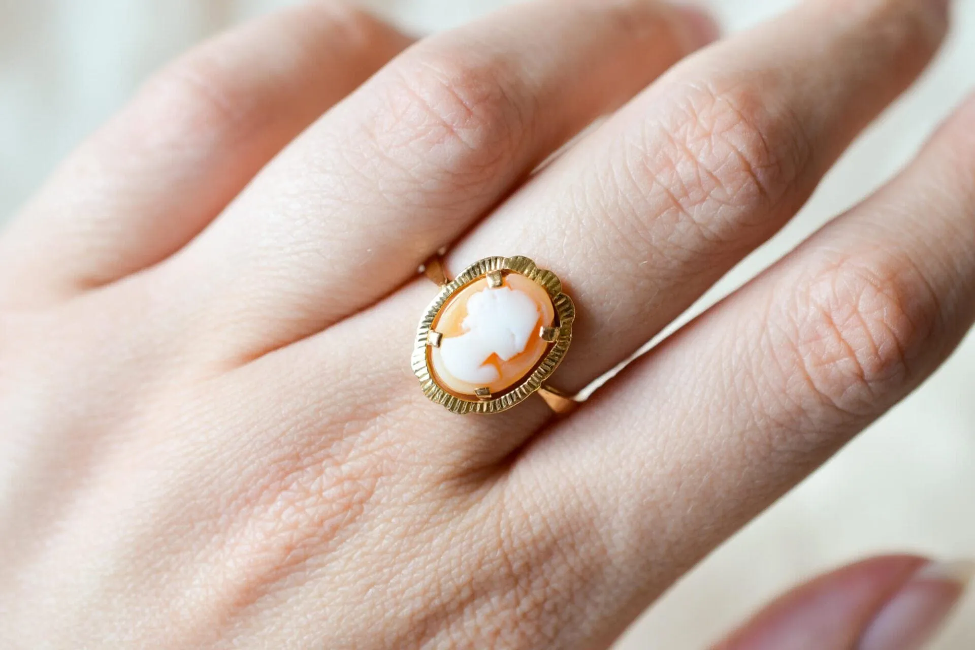 Bague camée striée en or jaune 18 carats et camée coquillage sold by 58 Facettes product image thumbnail 2