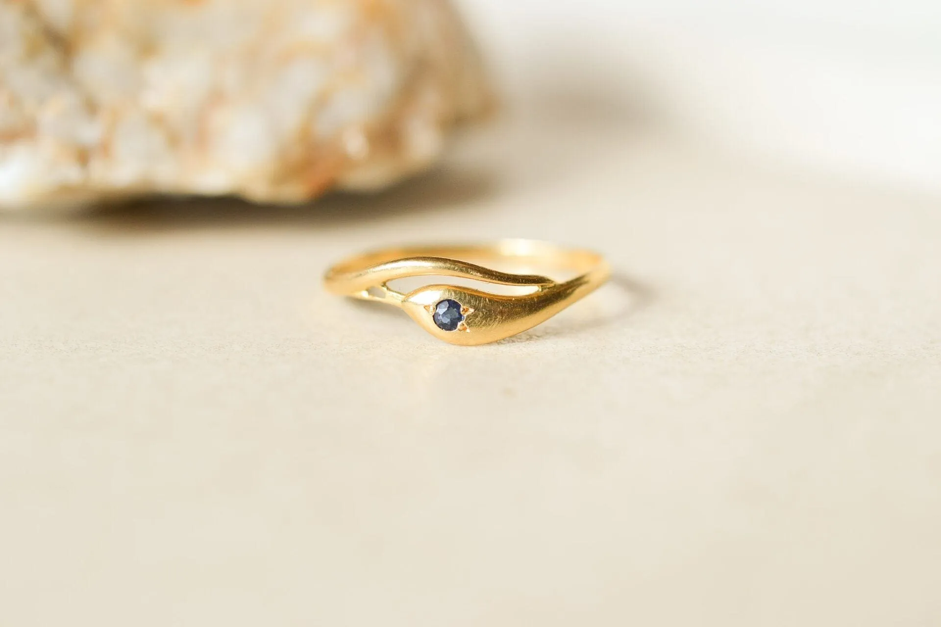 Bague serpent en or jaune 18 carats et saphir sold by 58 Facettes product image thumbnail 3