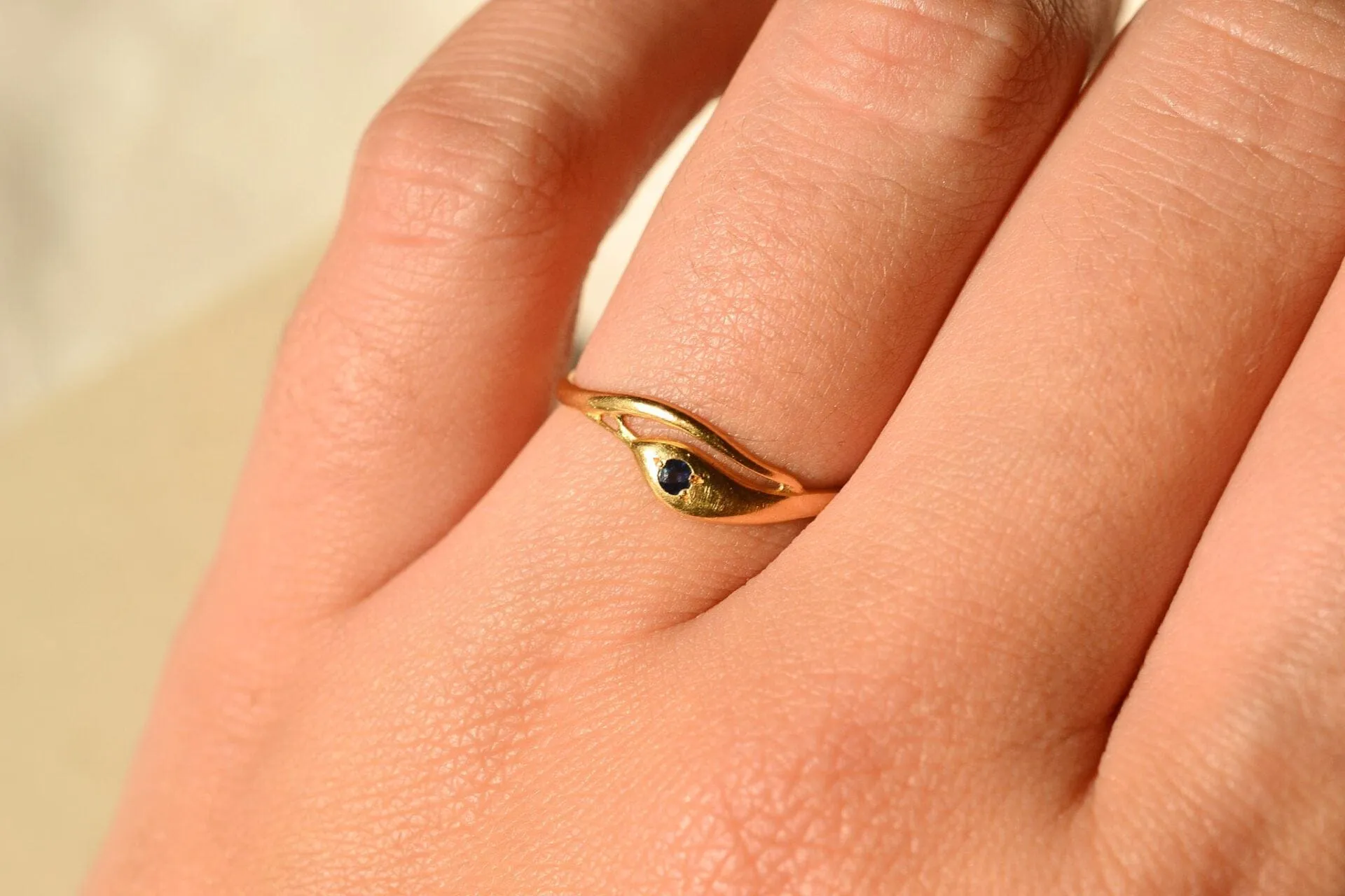 Bague serpent en or jaune 18 carats et saphir sold by 58 Facettes product image thumbnail 2