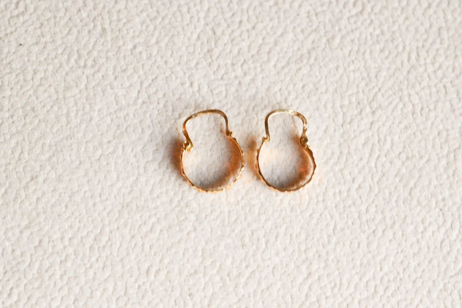 Boucles d’oreilles créoles ciselées en or jaune 18k sold by 58 Facettes product image thumbnail 3