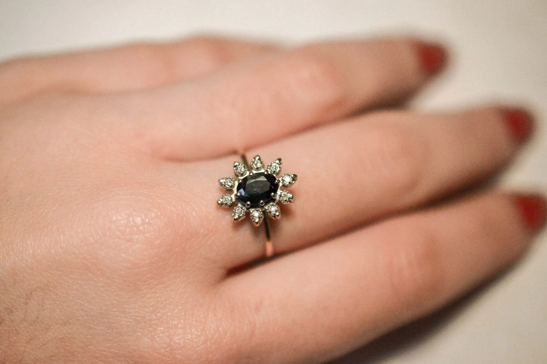 Bague marguerite en or blanc et saphir, entourage de diamants sold by 58 Facettes product image thumbnail 2