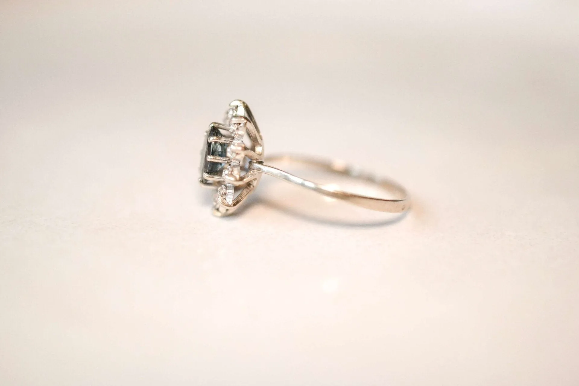 Bague marguerite en or blanc et saphir, entourage de diamants sold by 58 Facettes product image thumbnail 3