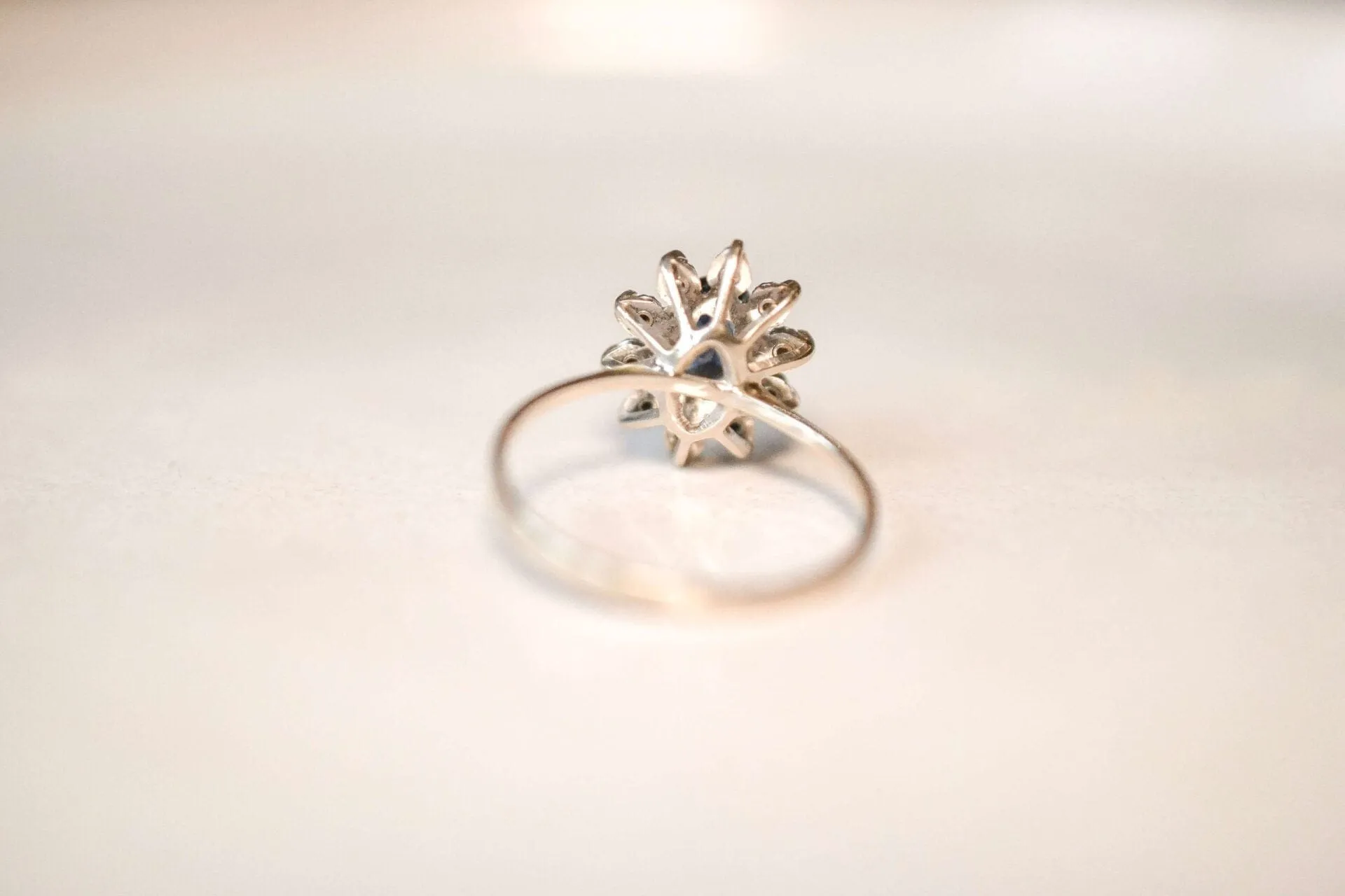 Bague marguerite en or blanc et saphir, entourage de diamants sold by 58 Facettes product image thumbnail 4