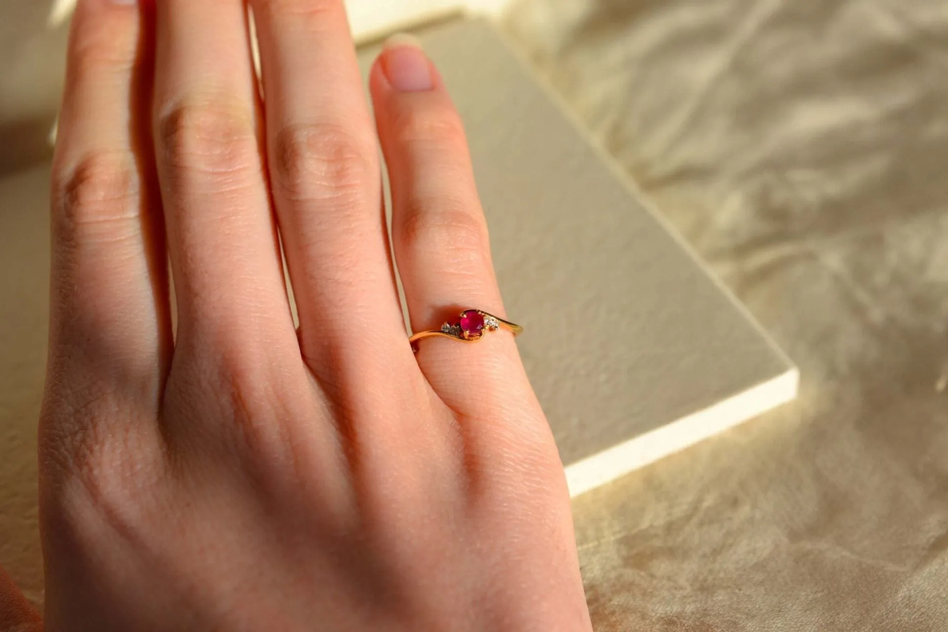 Bague volutes en or jaune 18 carats et rubis, diamants sold by 58 Facettes product image thumbnail 2