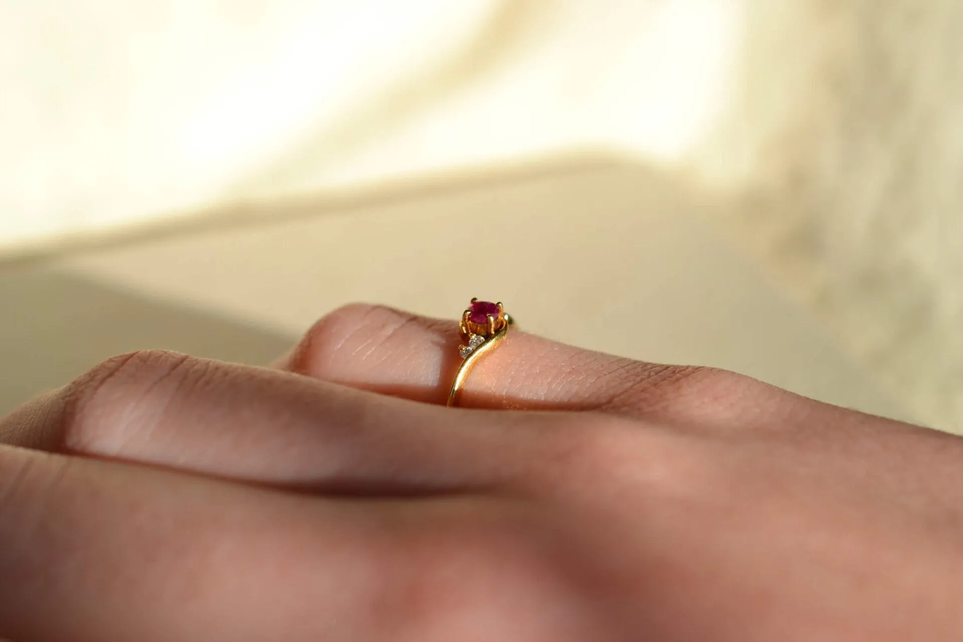 Bague volutes en or jaune 18 carats et rubis, diamants sold by 58 Facettes product image thumbnail 3