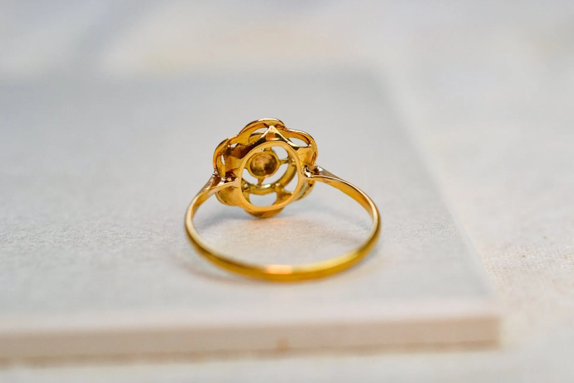 Bague fleur ajourée en or jaune et or blanc 18 carats sold by 58 Facettes product image thumbnail 5
