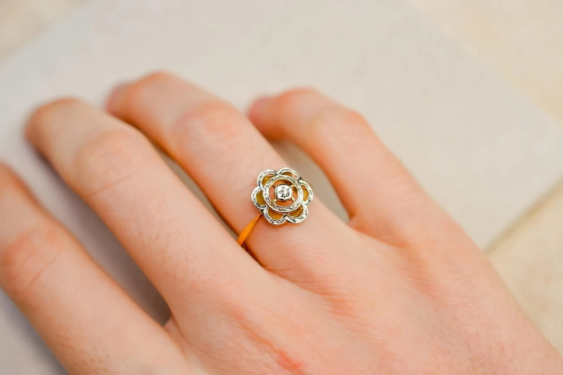 Bague fleur ajourée en or jaune et or blanc 18 carats sold by 58 Facettes product image thumbnail 2