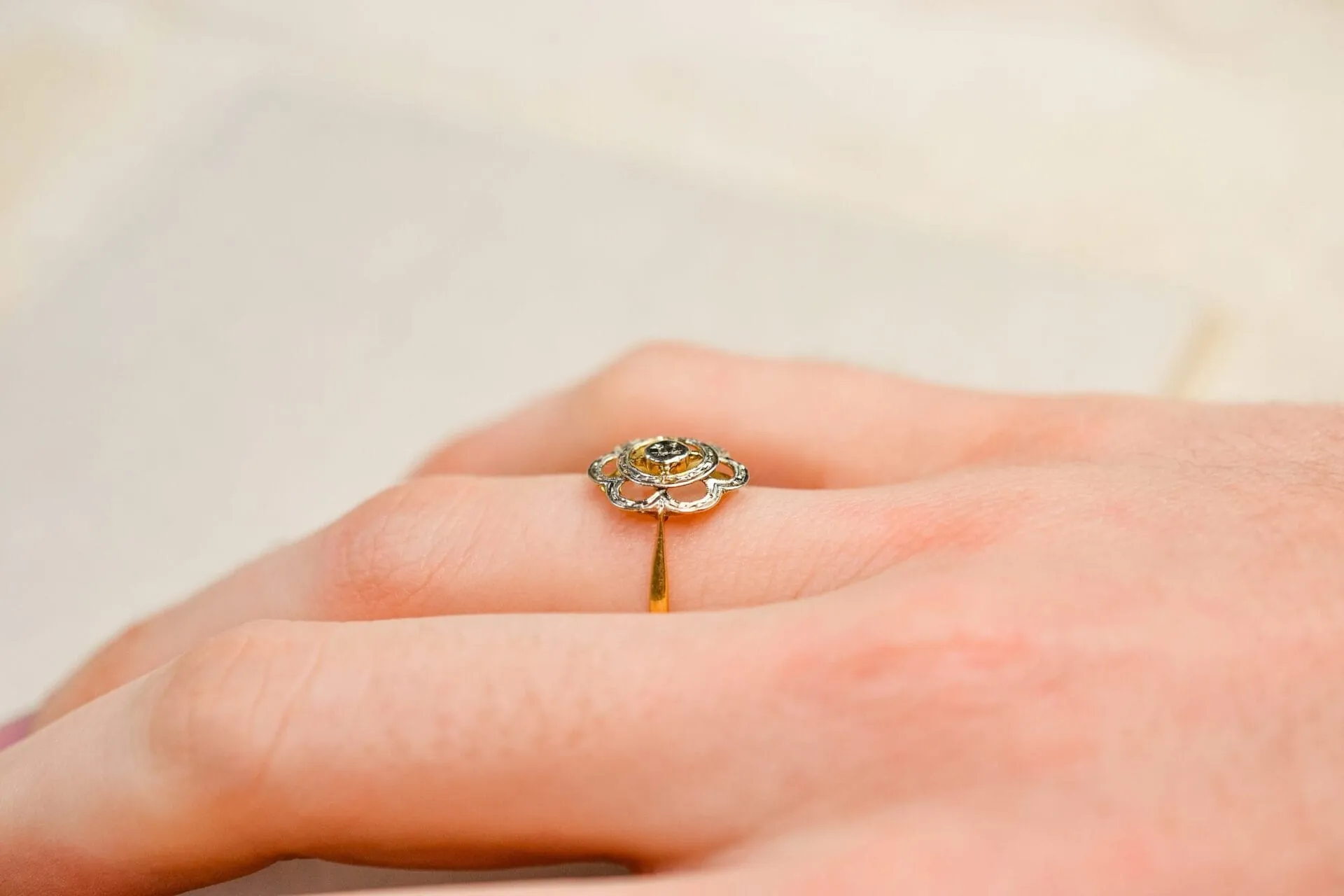 Bague fleur ajourée en or jaune et or blanc 18 carats sold by 58 Facettes product image thumbnail 3