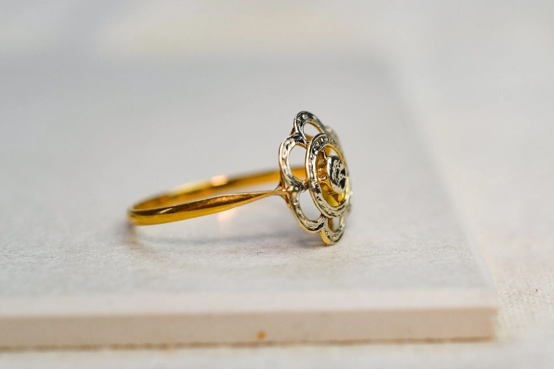 Bague fleur ajourée en or jaune et or blanc 18 carats sold by 58 Facettes product image thumbnail 4