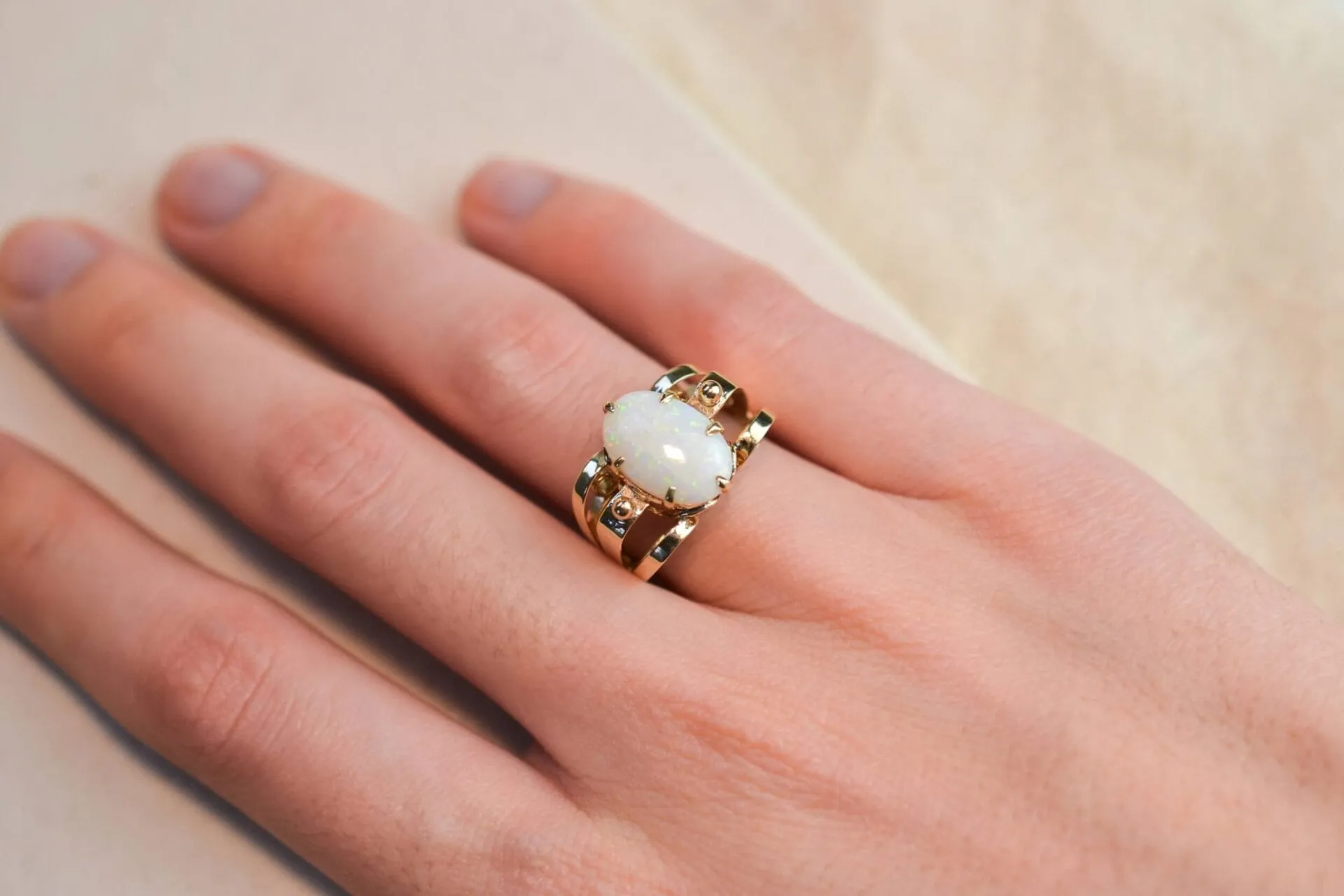 Bague opale cabochon en or jaune 14 carats sold by 58 Facettes product image thumbnail 2