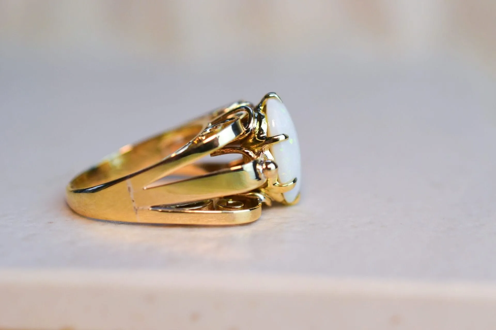 Bague opale cabochon en or jaune 14 carats sold by 58 Facettes product image thumbnail 4