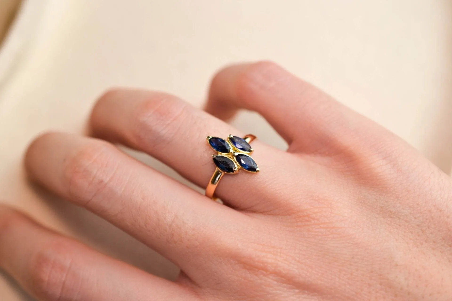 Bague - Bague saphirs taille navette en or jaune 18 carats sold by 58 Facettes product image thumbnail 2