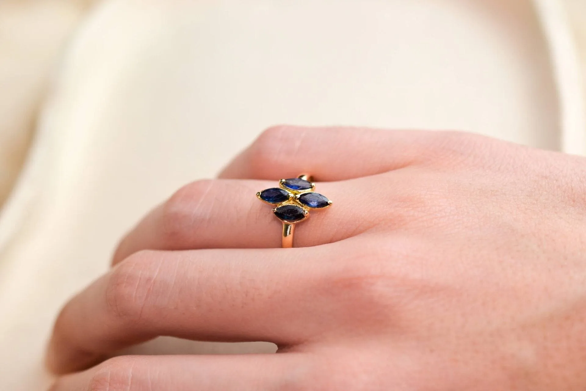 Bague - Bague saphirs taille navette en or jaune 18 carats sold by 58 Facettes product image thumbnail 3