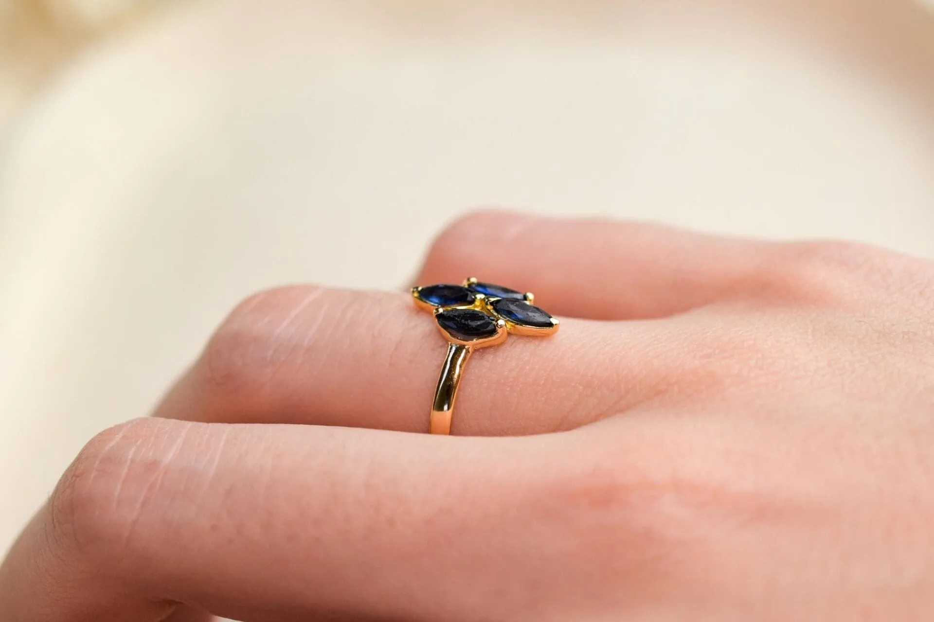 Bague - Bague saphirs taille navette en or jaune 18 carats sold by 58 Facettes product image thumbnail 4