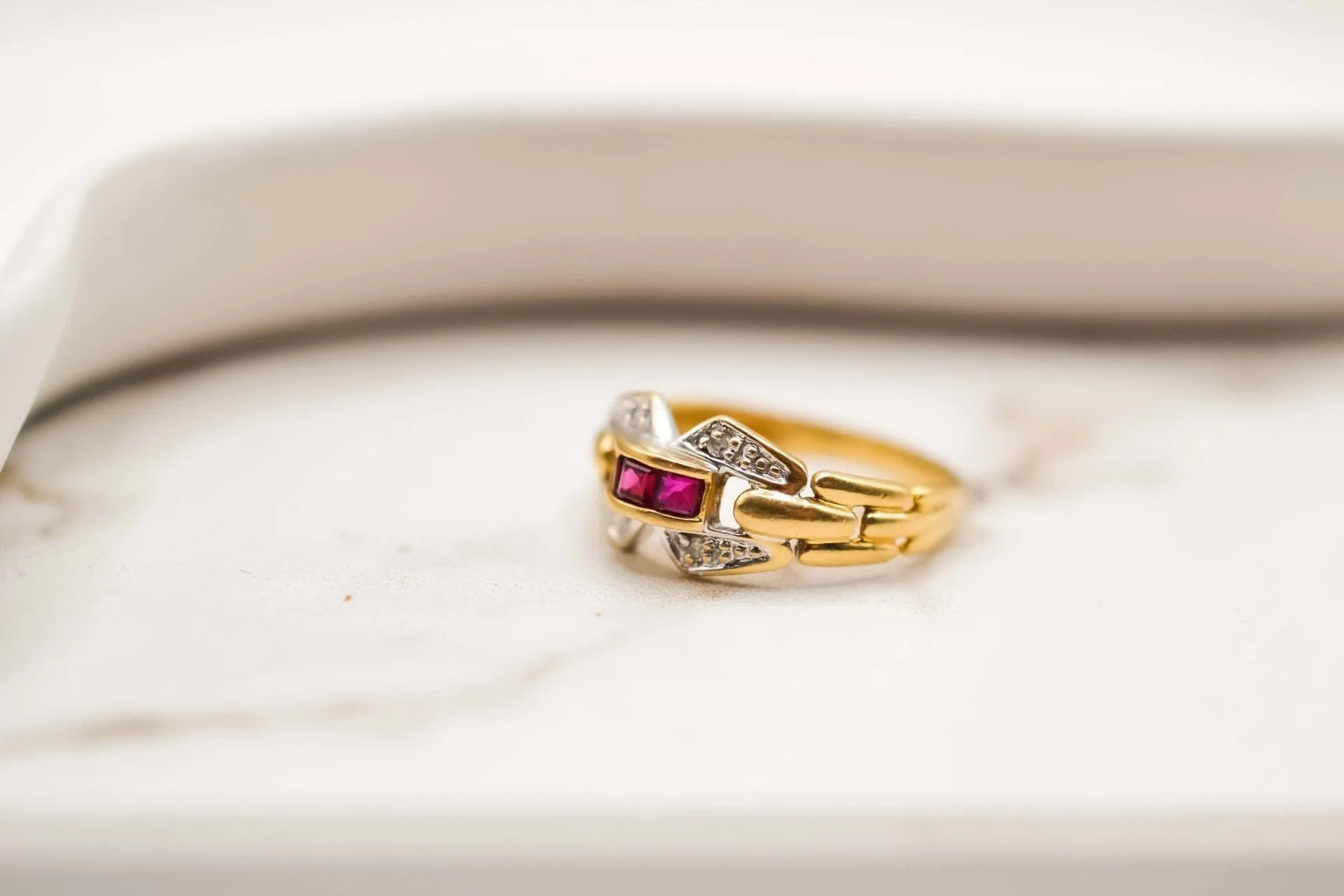 Bague Art Déco en or jaune 18 carats et rubis diamants sold by 58 Facettes product image thumbnail 4