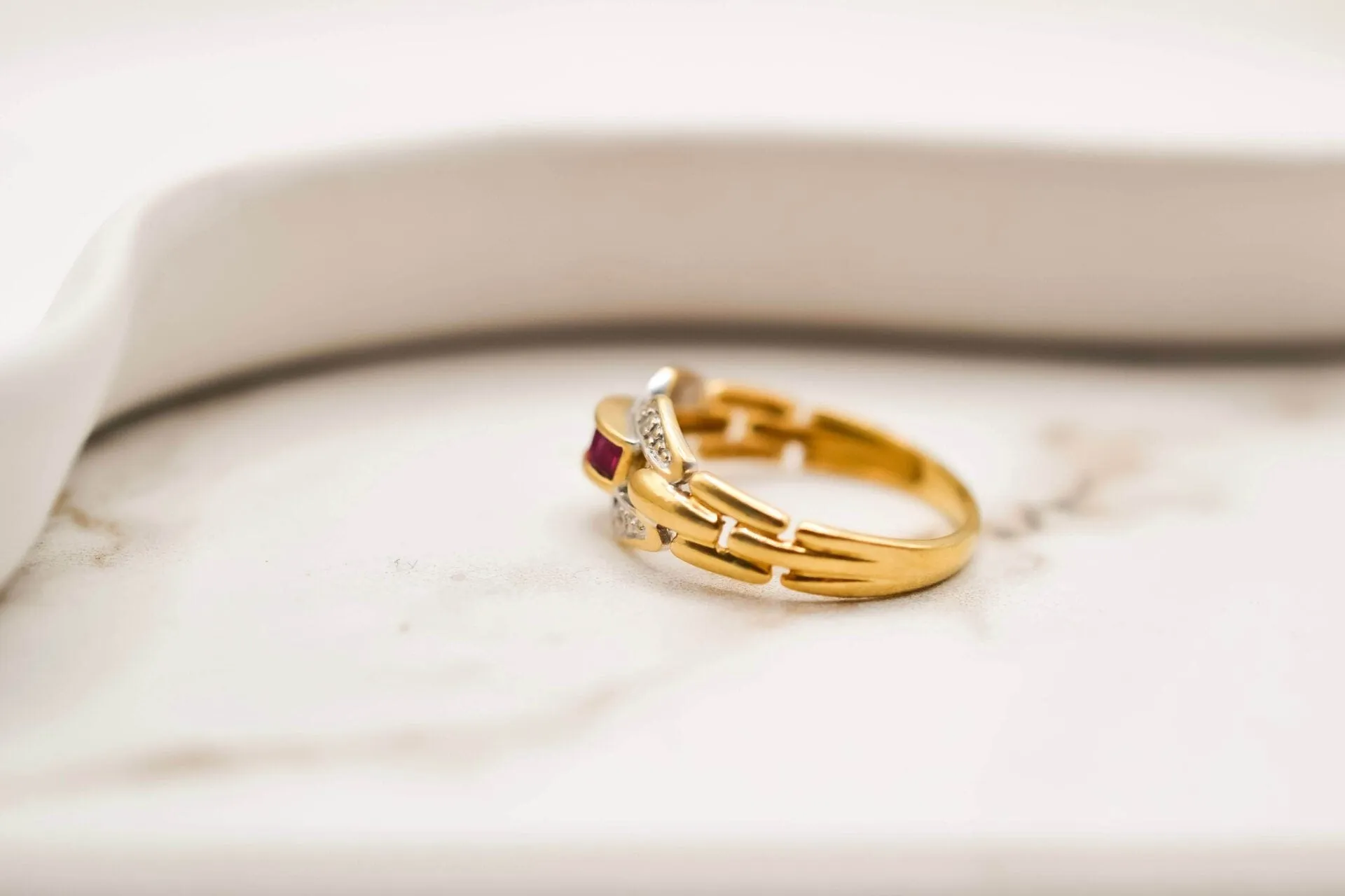 Bague Art Déco en or jaune 18 carats et rubis diamants sold by 58 Facettes product image thumbnail 5