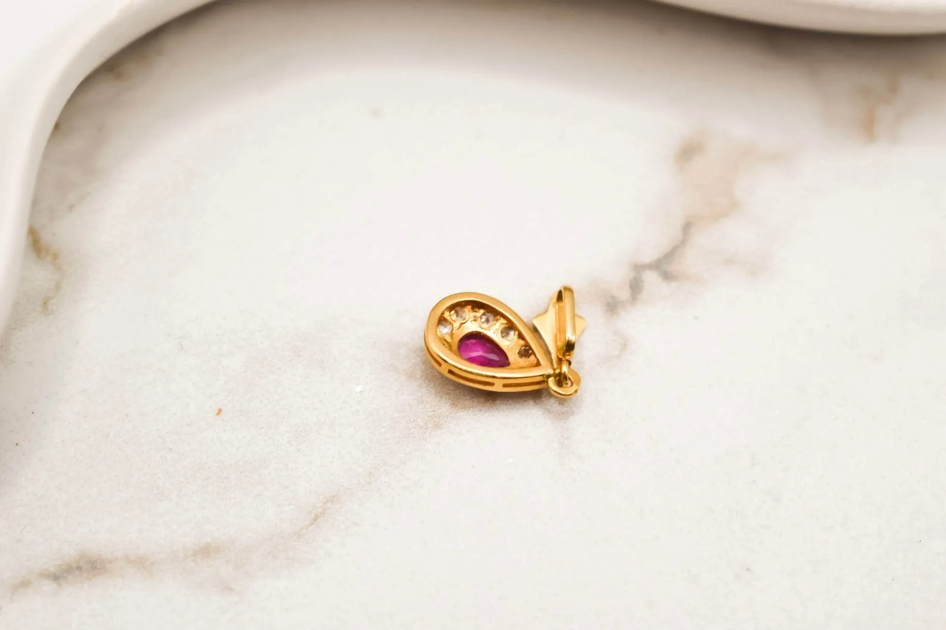 Pendentif fleur de lys en or jaune 18k, rubis et diamants sold by 58 Facettes product image thumbnail 4