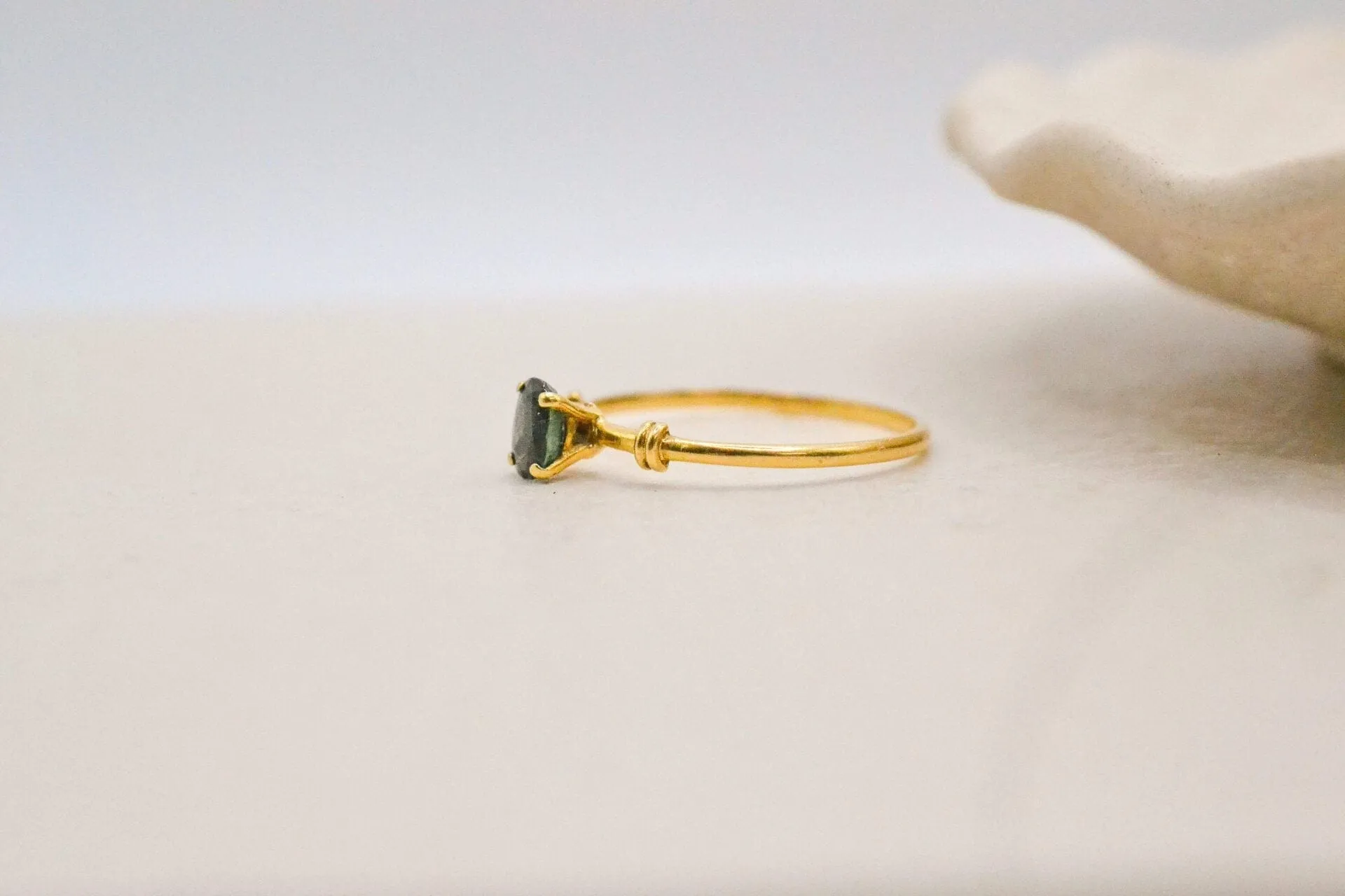 Bague solitaire en or jaune 18 carats et saphir sold by 58 Facettes product image thumbnail 4