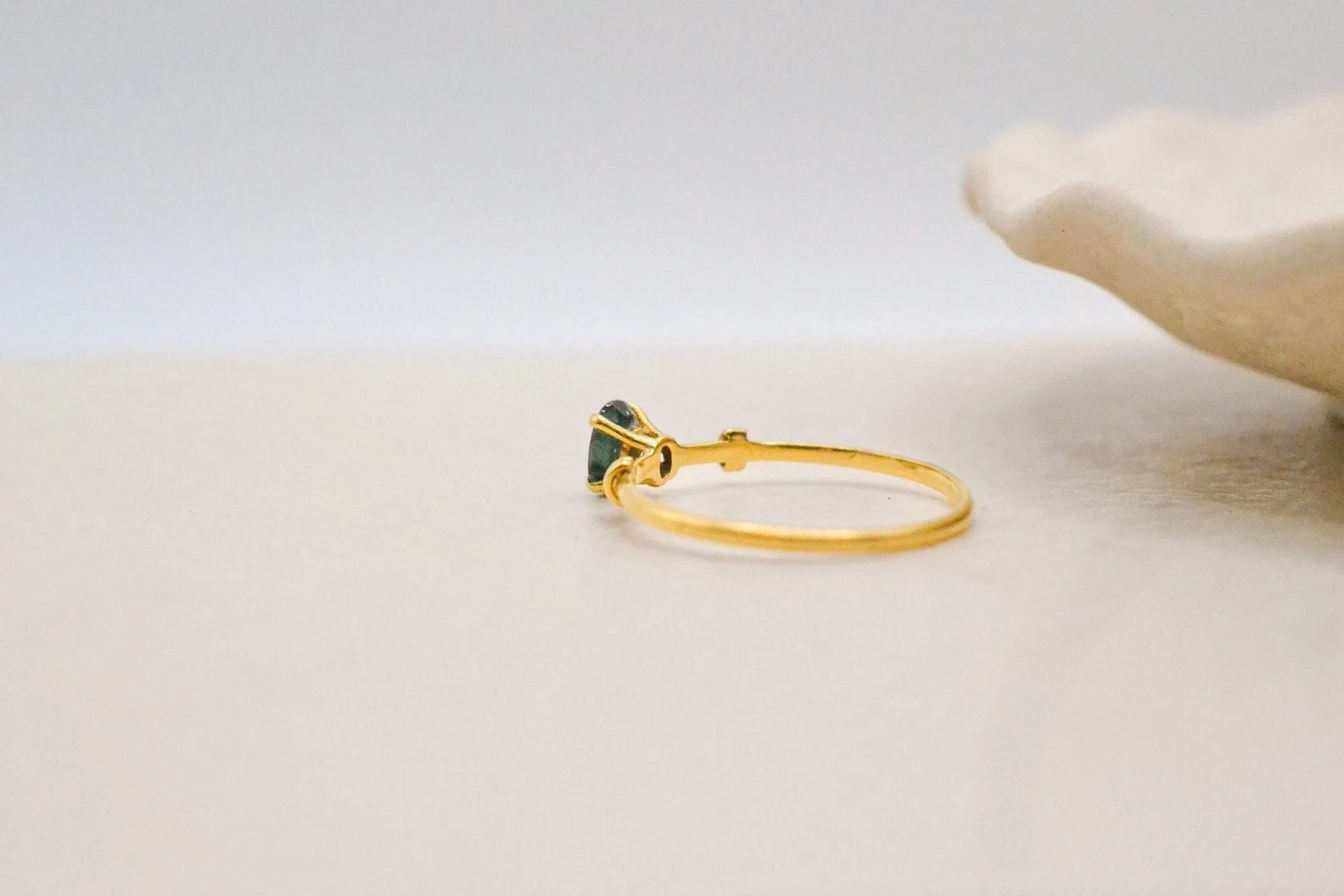 Bague solitaire en or jaune 18 carats et saphir sold by 58 Facettes product image thumbnail 5