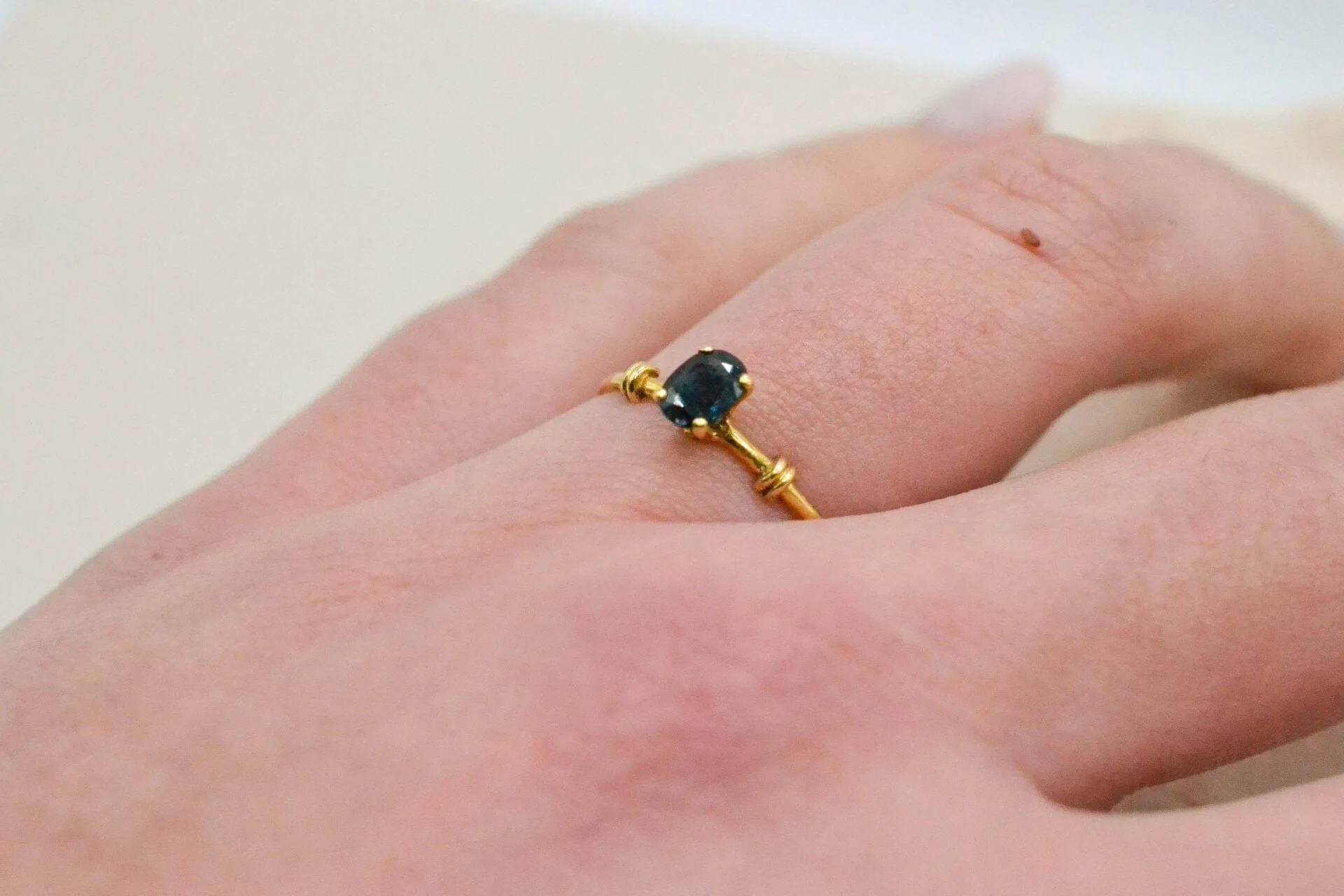 Bague solitaire en or jaune 18 carats et saphir sold by 58 Facettes product image thumbnail 2