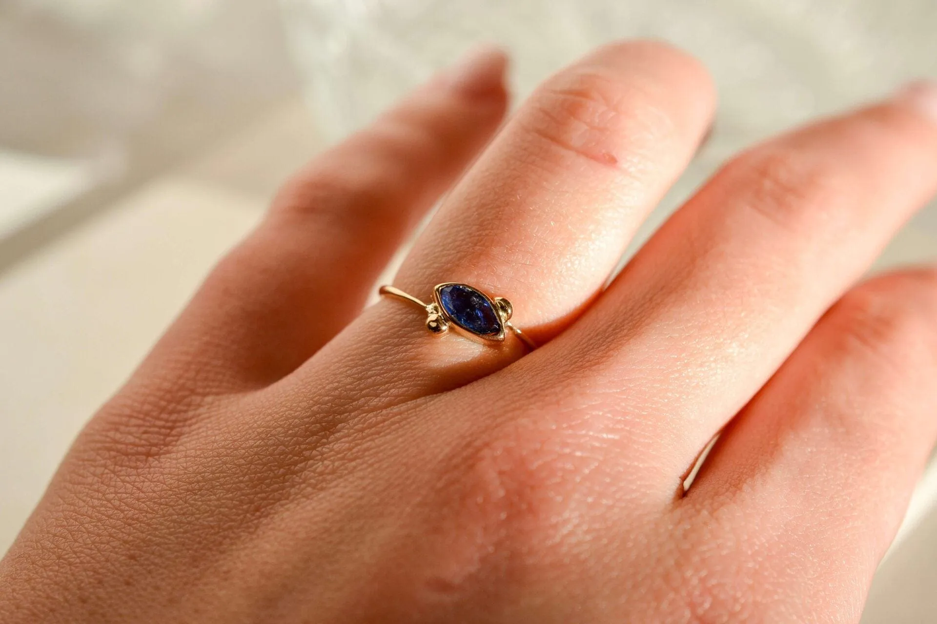 Bague taille navette en or jaune 18 carats et saphir sold by 58 Facettes product image thumbnail 2