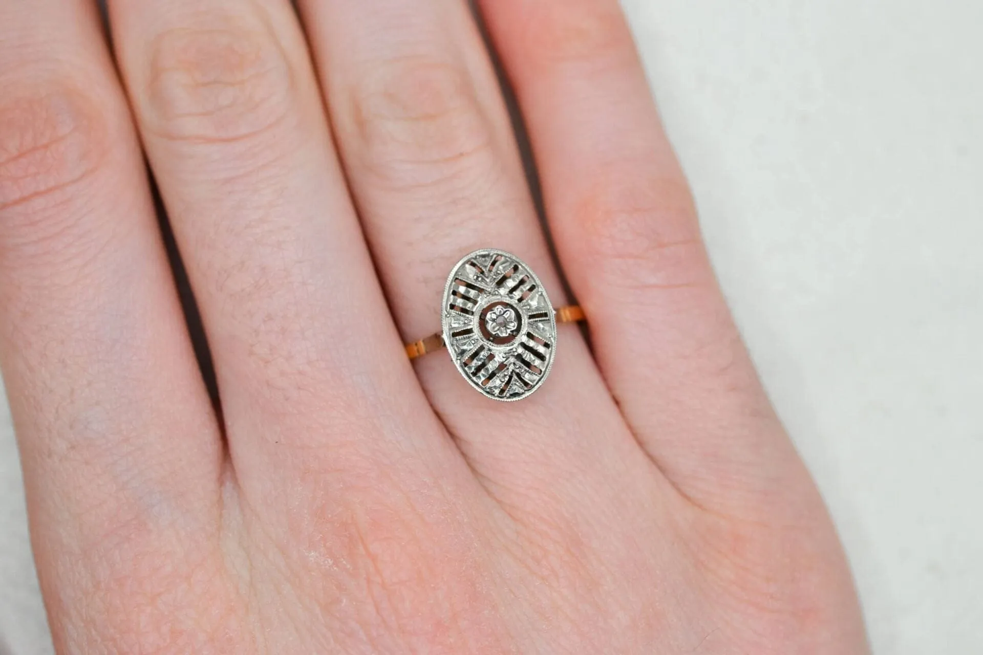 Bague Art Déco ovale en or jaune et or blanc 18k et diamant sold by 58 Facettes product image thumbnail 2