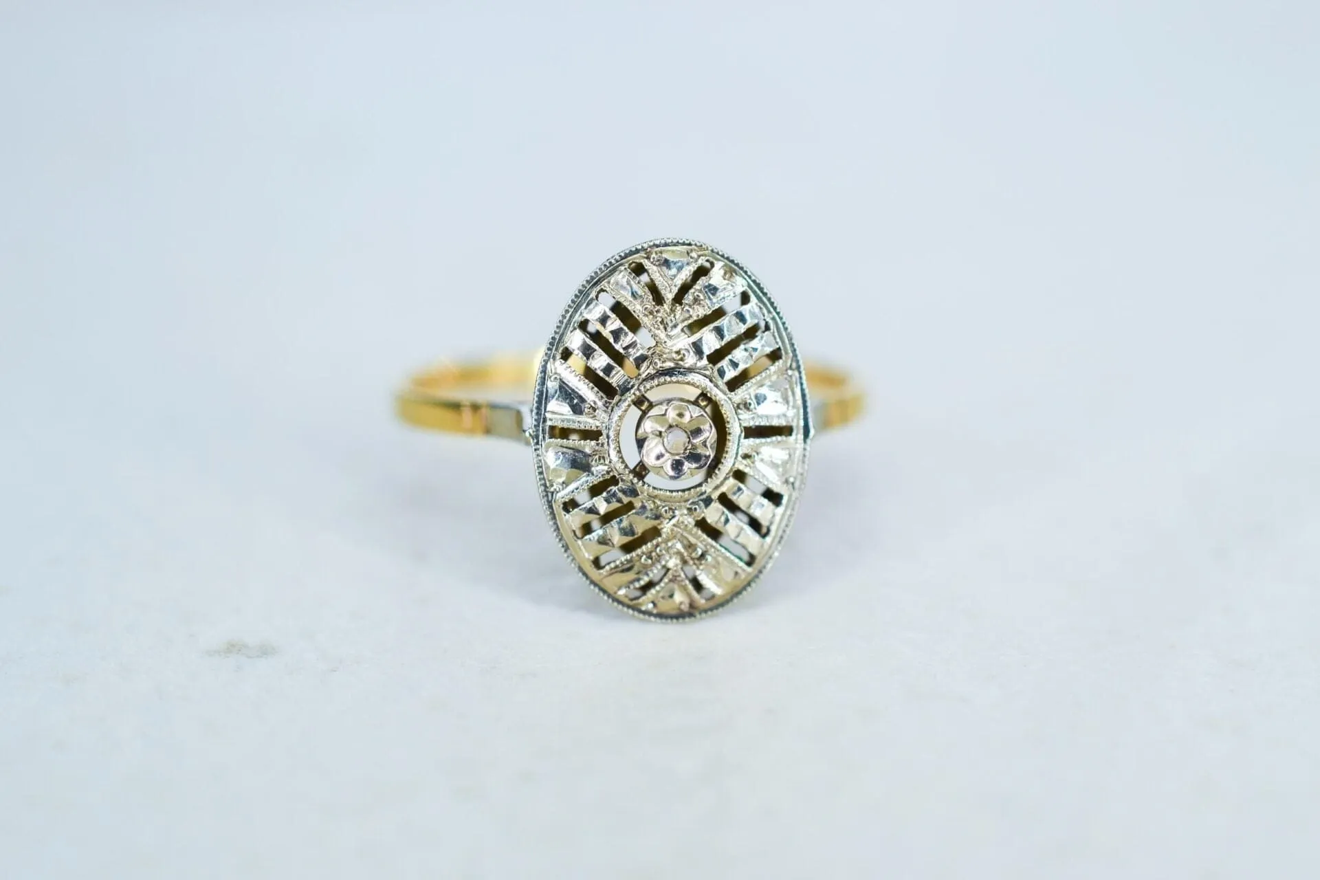 Bague Art Déco ovale en or jaune et or blanc 18k et diamant sold by 58 Facettes product image thumbnail 3