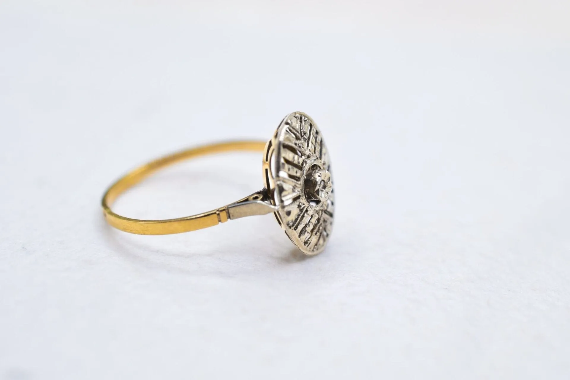 Bague Art Déco ovale en or jaune et or blanc 18k et diamant sold by 58 Facettes product image thumbnail 4