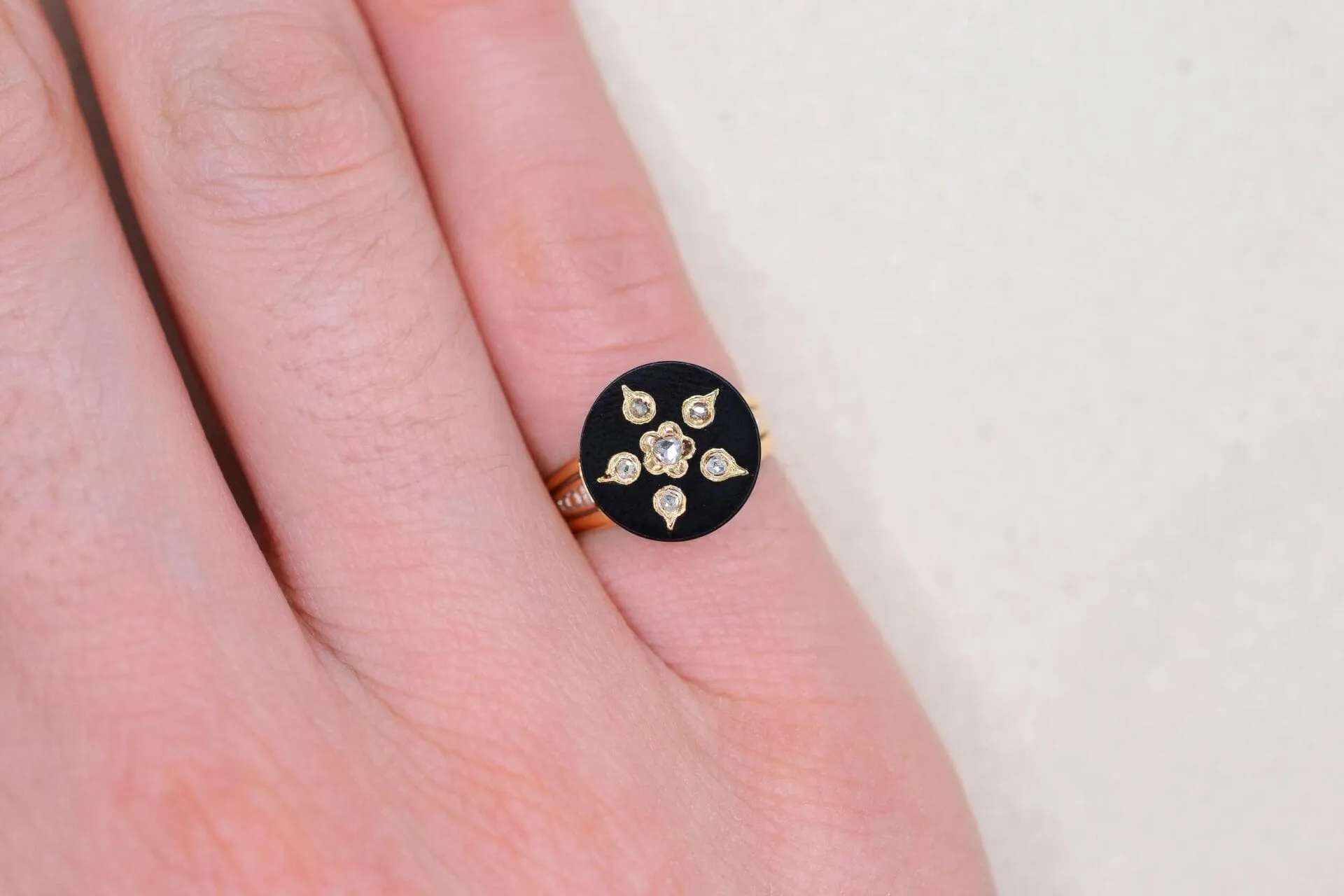 Bague de petit doigt ciselée en or jaune 18k, onyx et diamants sold by 58 Facettes product image thumbnail 2