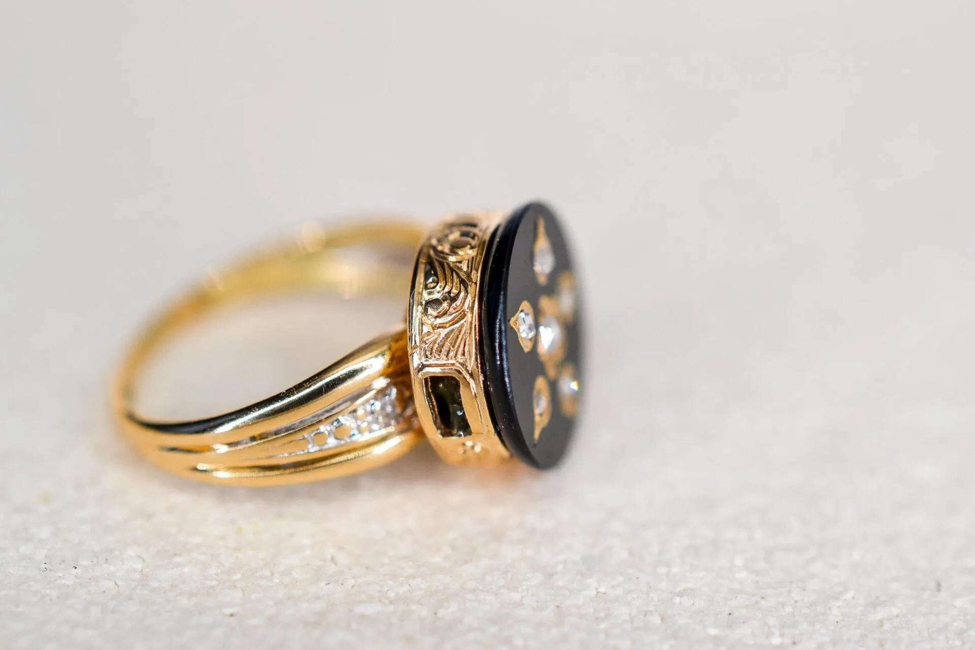 Bague de petit doigt ciselée en or jaune 18k, onyx et diamants sold by 58 Facettes product image thumbnail 3