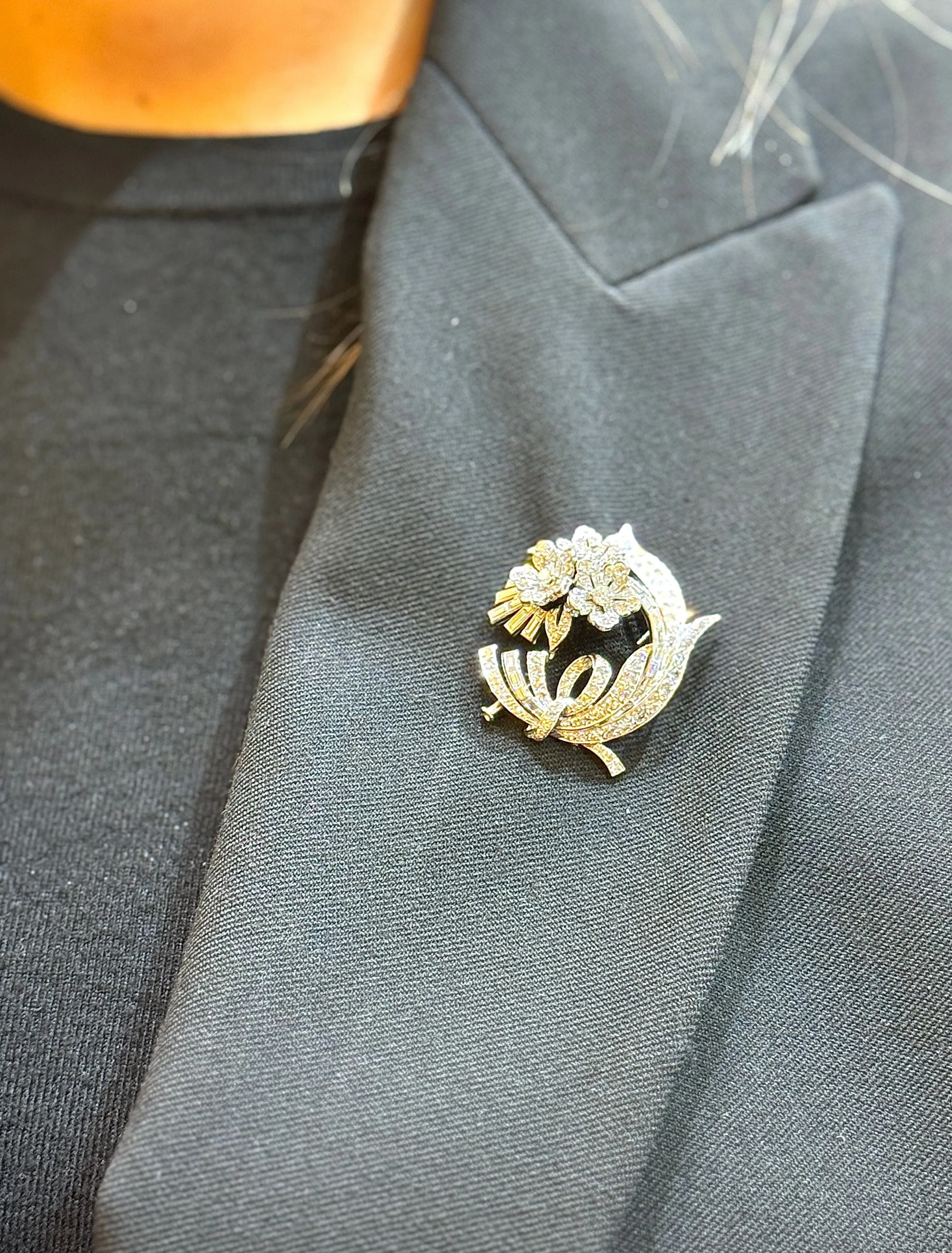 Broche à fleurs en or et diamants magnifiques sold by 58 Facettes product image thumbnail 5