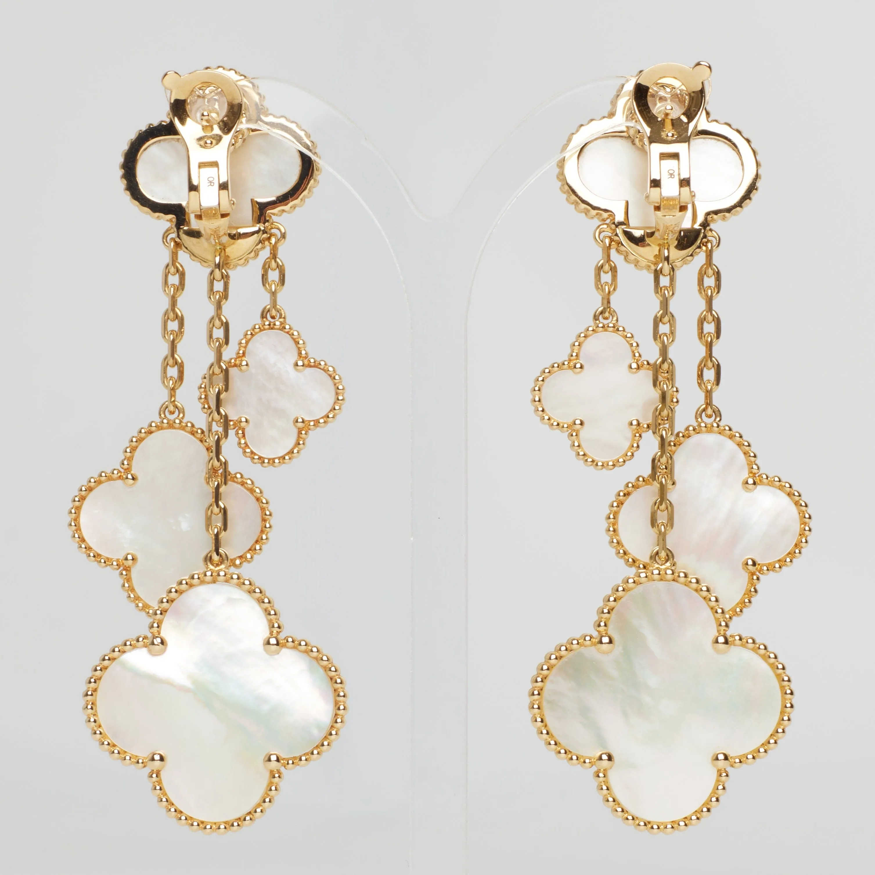 Van Cleef & Arpels Magic Alhambra - Boucles d’oreilles 4 motifs en or jaune et nacre sold by 58 Facettes product image thumbnail 5