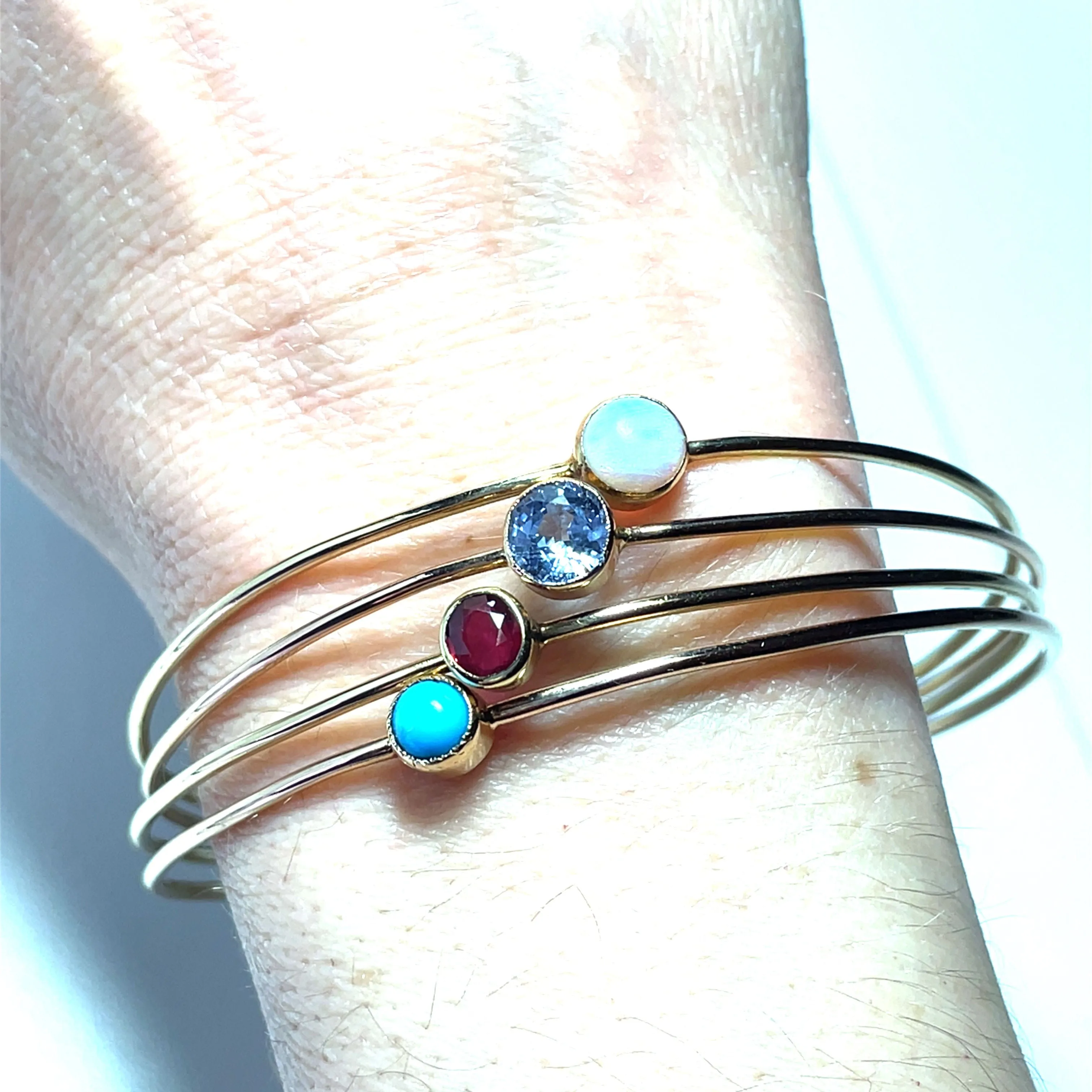 Bracelet ancien à 4 joncs en or jaune 18 ct et pierres sold by 58 Facettes product image thumbnail 2