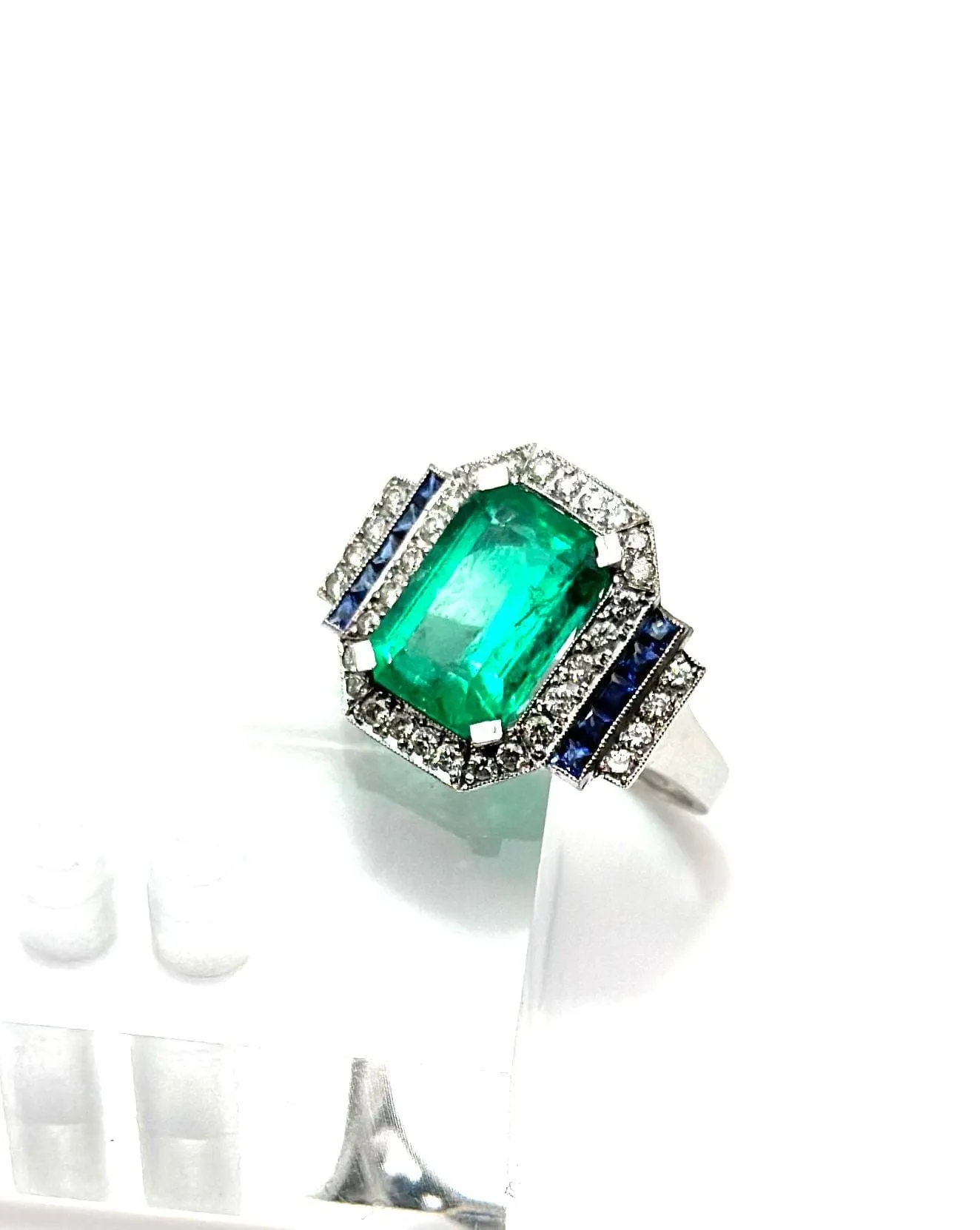 Bague en or blanc ornée d'émeraudes, de diamants et de saphirs sold by 58 Facettes product image thumbnail 5