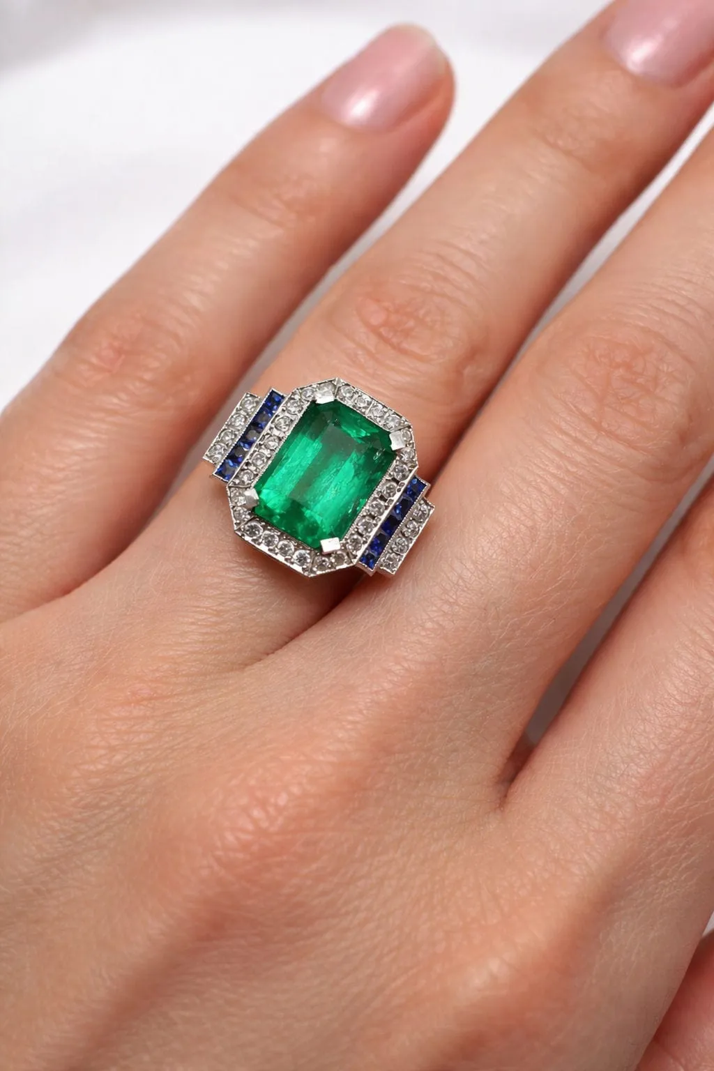 Bague en or blanc ornée d'émeraudes, de diamants et de saphirs sold by 58 Facettes product image thumbnail 2