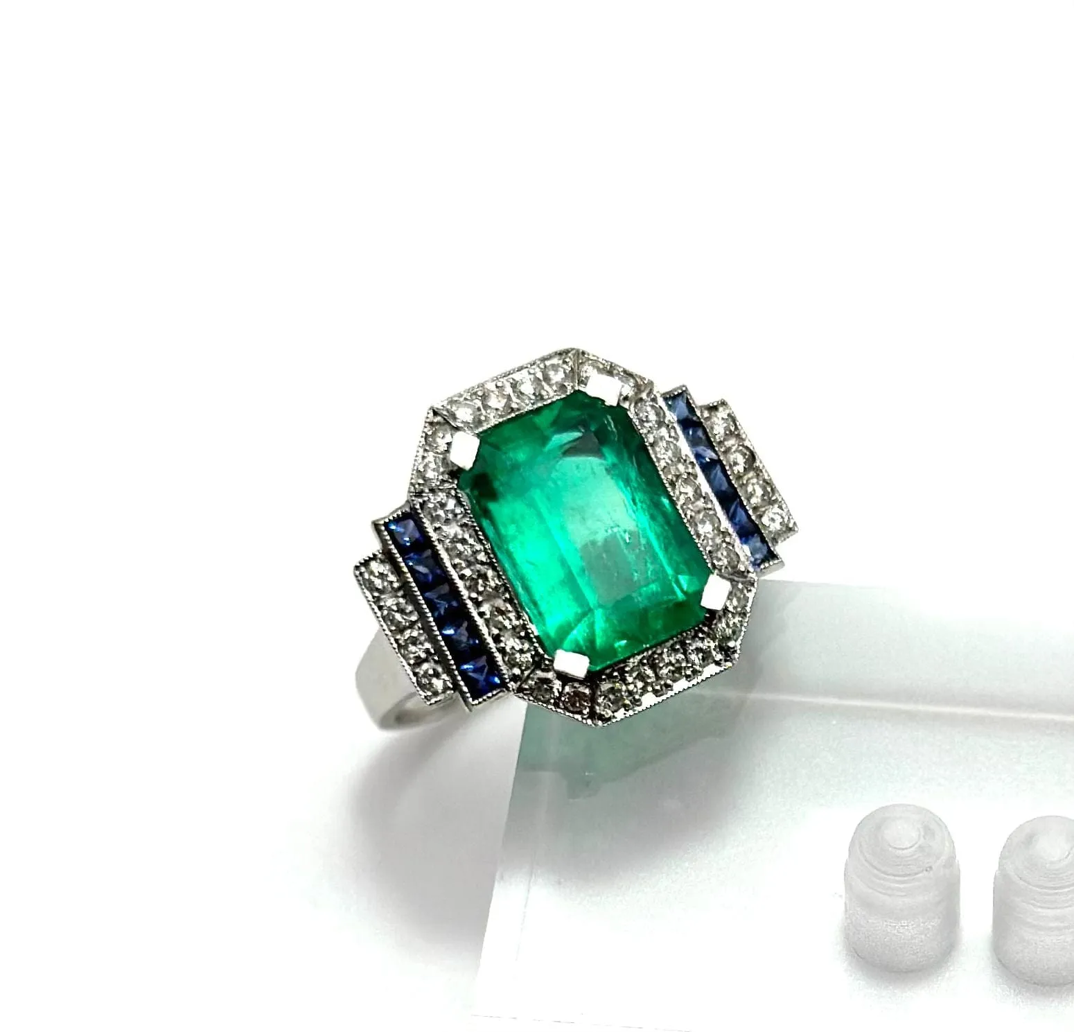 Bague en or blanc ornée d'émeraudes, de diamants et de saphirs sold by 58 Facettes product image thumbnail 4