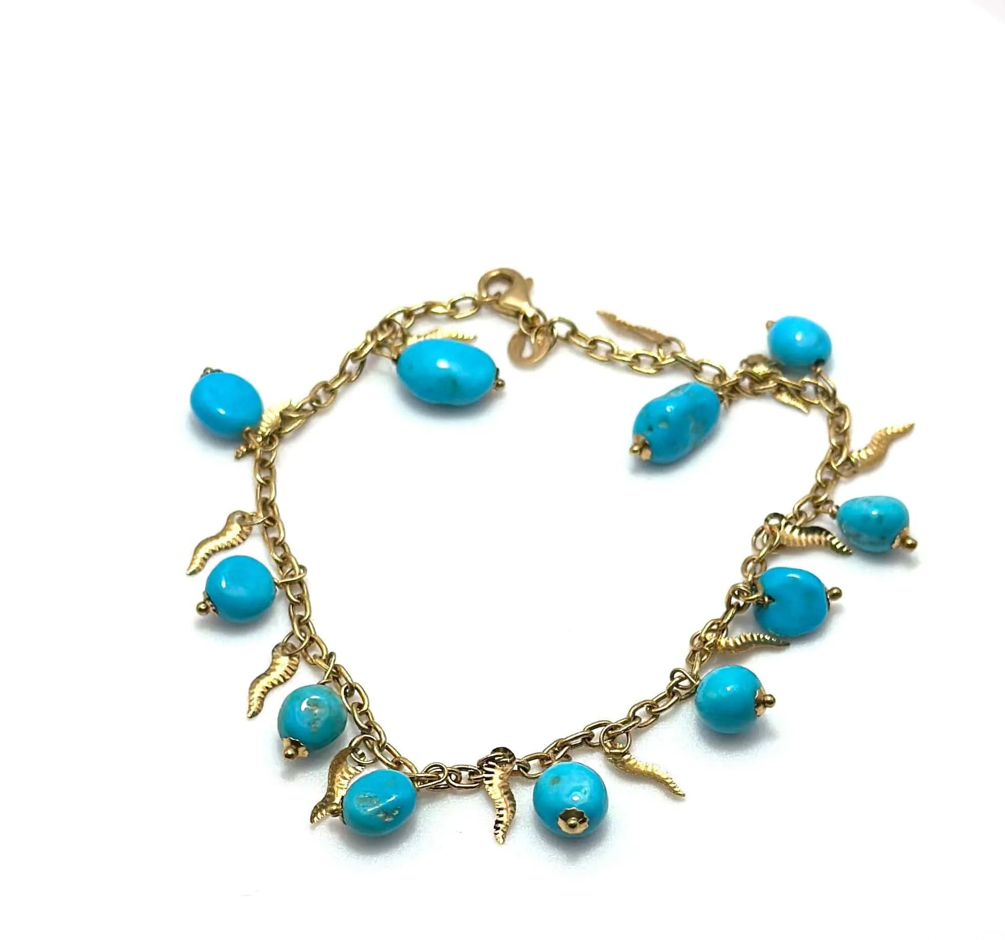Bracelet en or jaune avec perles turquoise et breloques décoratives sold by 58 Facettes