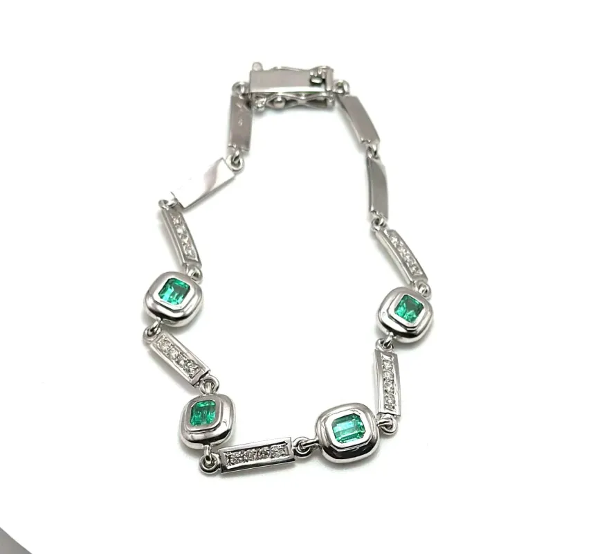 Bracelet en or blanc à maillons rectangulaires, diamants et émeraudes sold by 58 Facettes