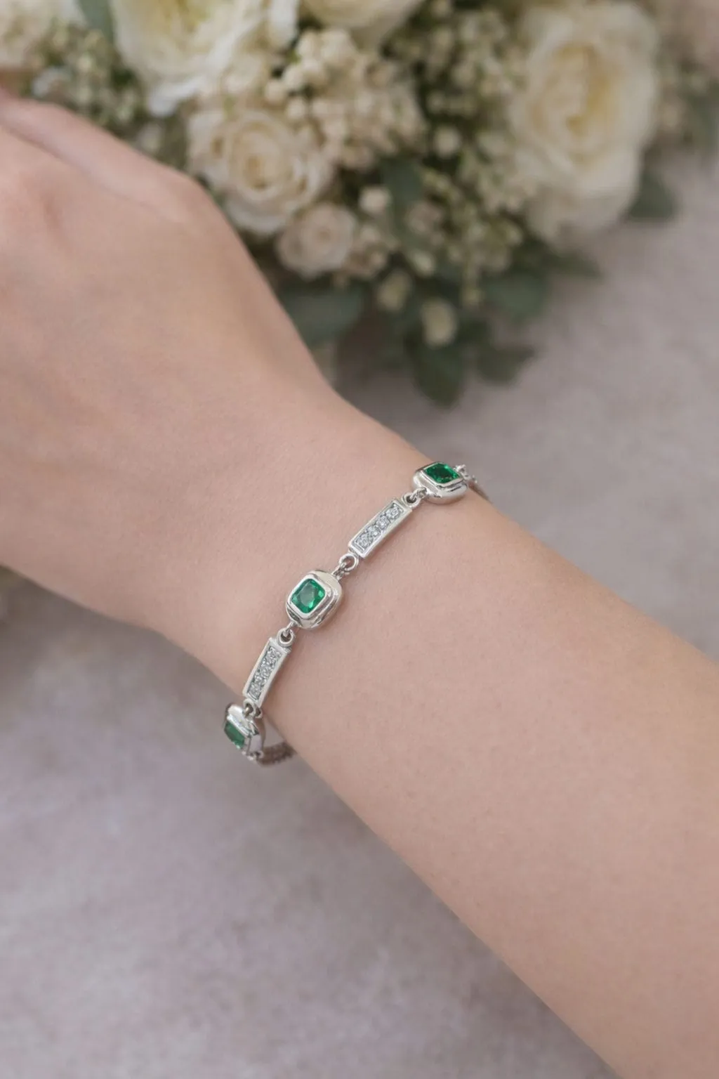 Bracelet en or blanc à maillons rectangulaires, diamants et émeraudes sold by 58 Facettes product image thumbnail 2